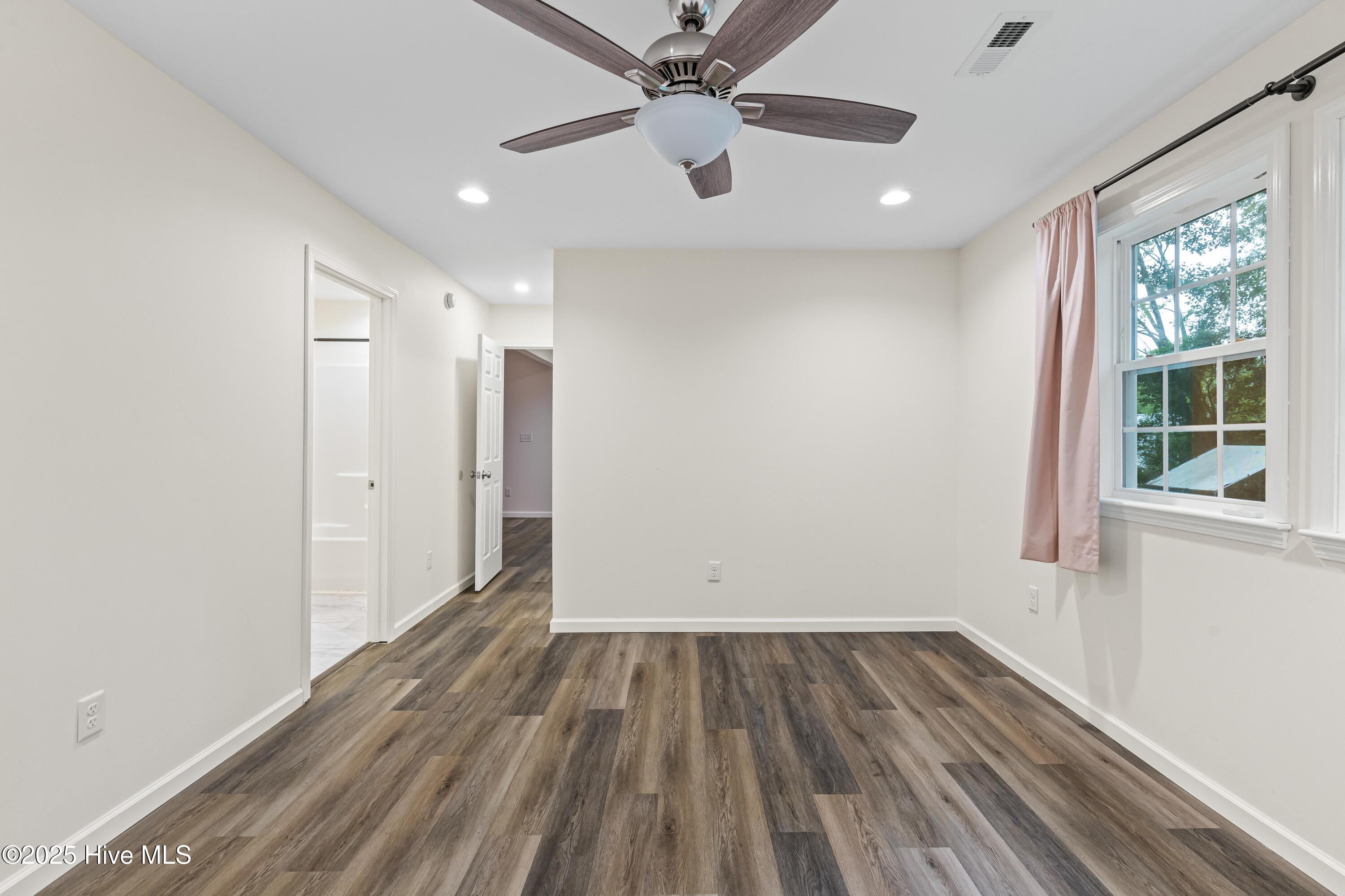 100548487 | Photo 16