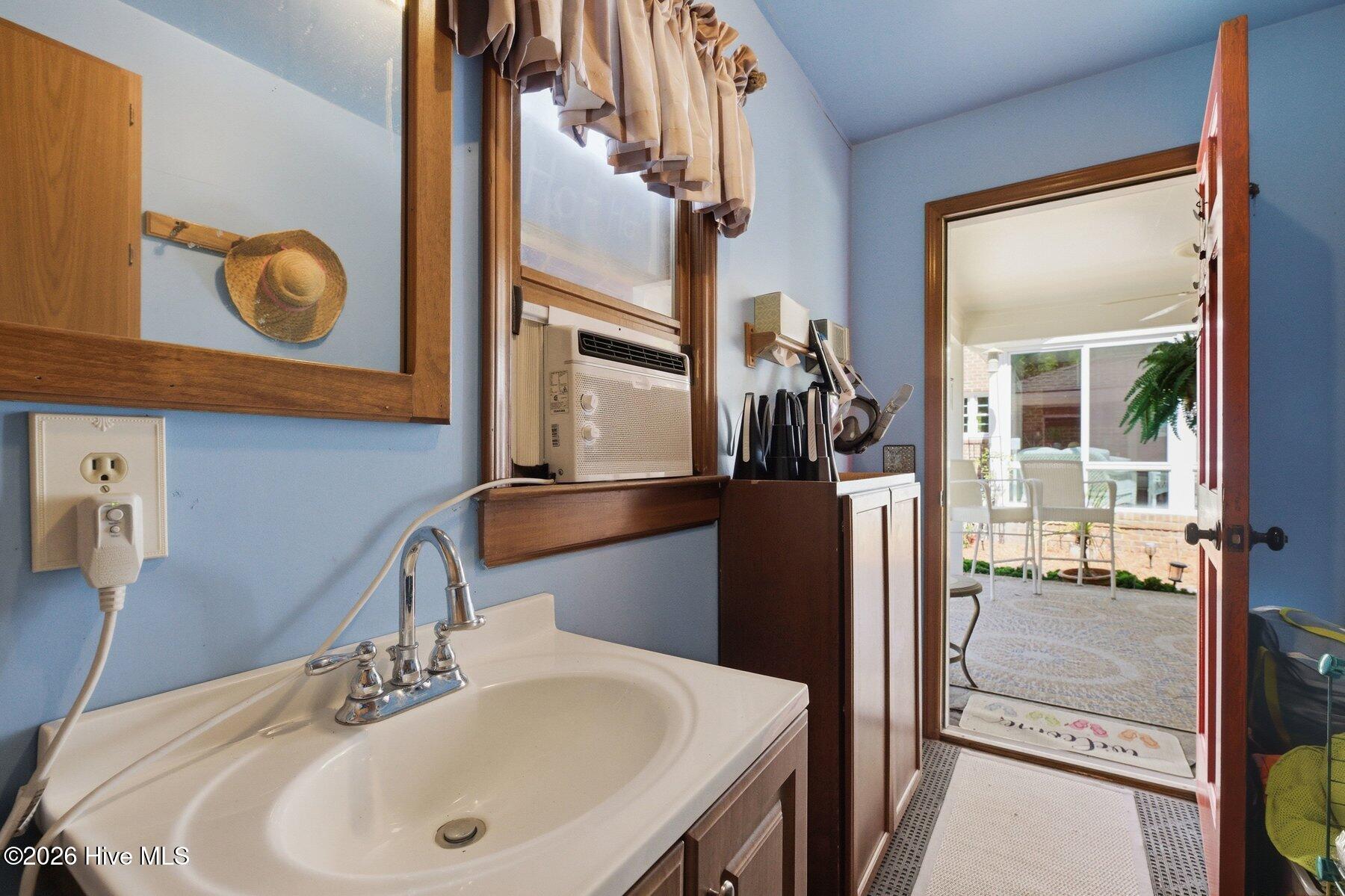 100566267 | Photo 48