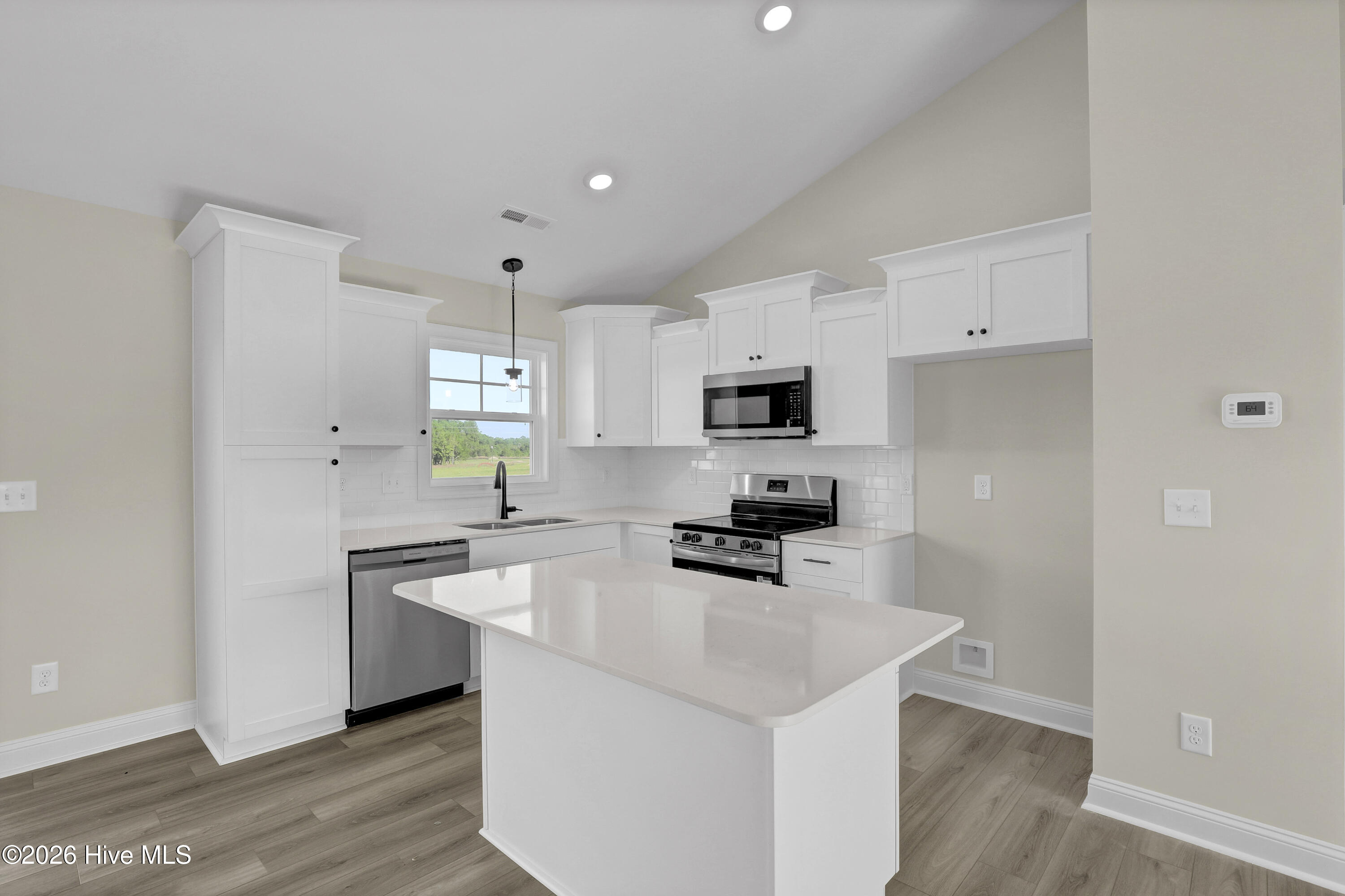 100542873 | Photo 11