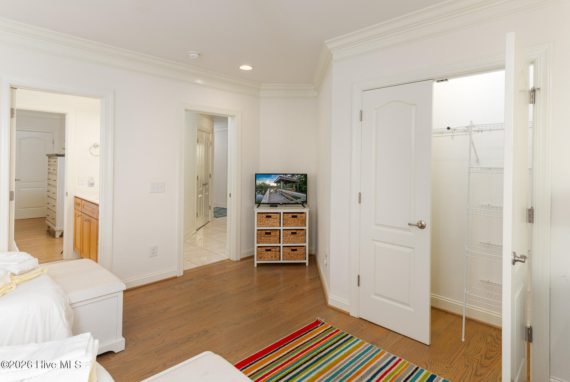 100562037 | Photo 14