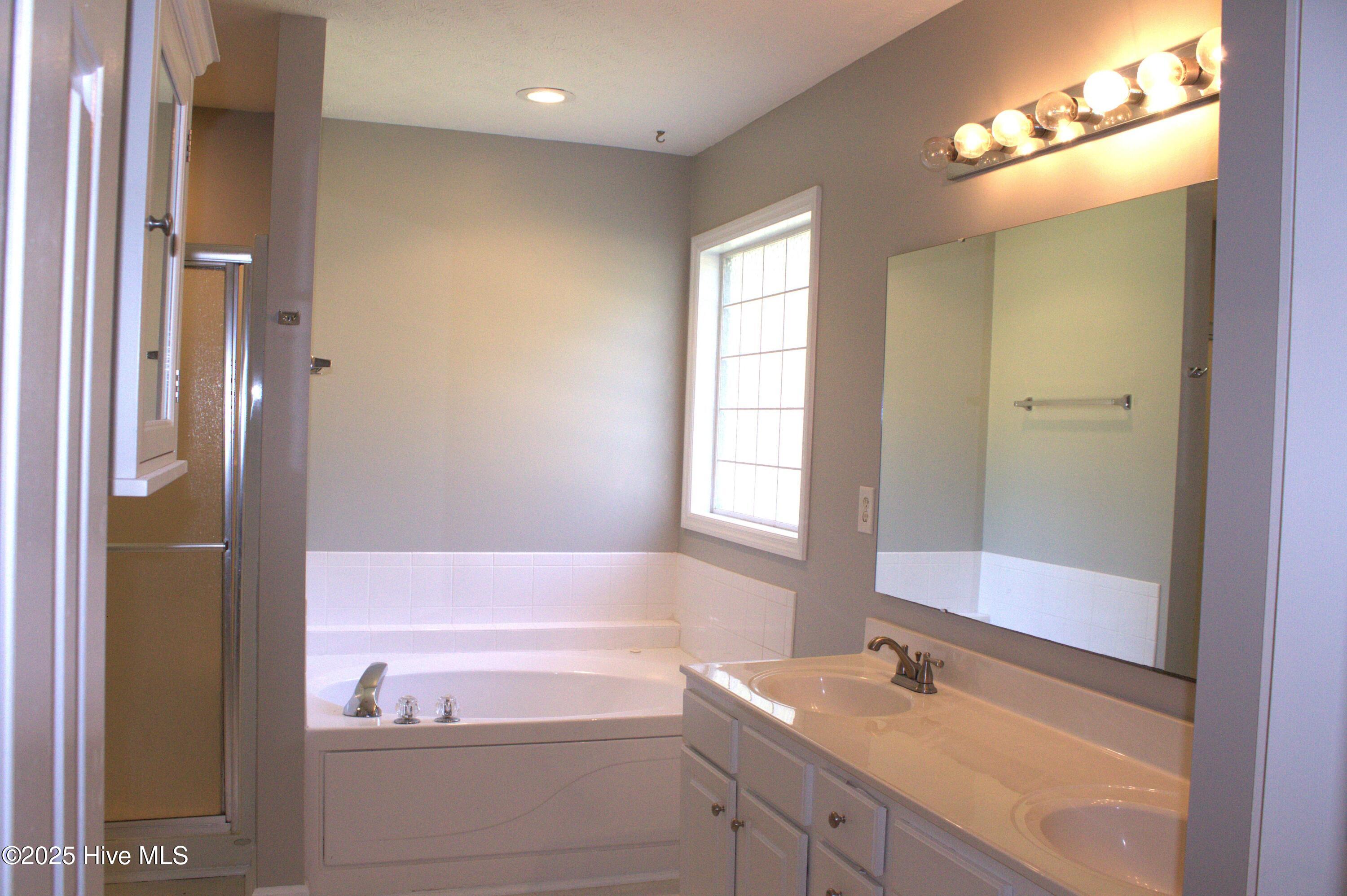 100520140 | Photo 23