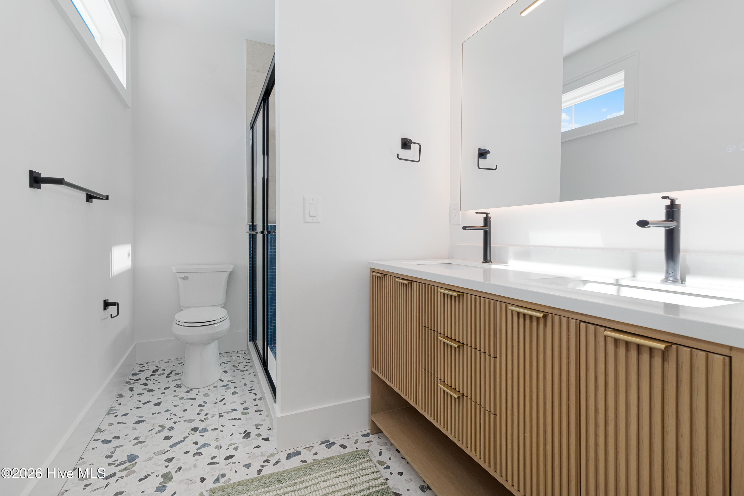 100567195 | Photo 42