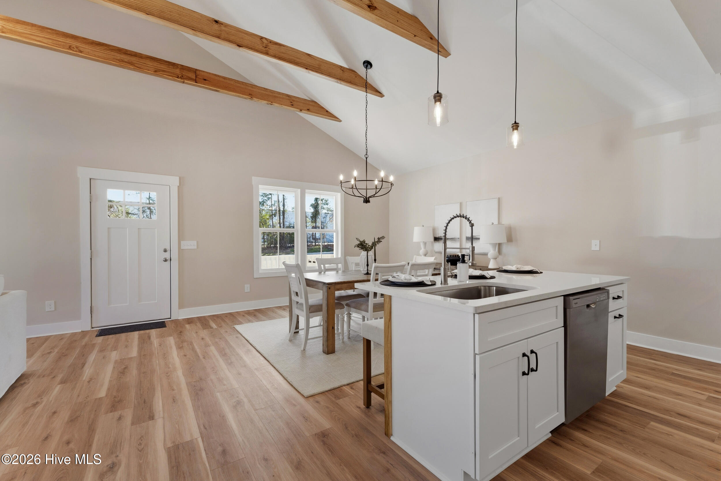 100557700 | Photo 24