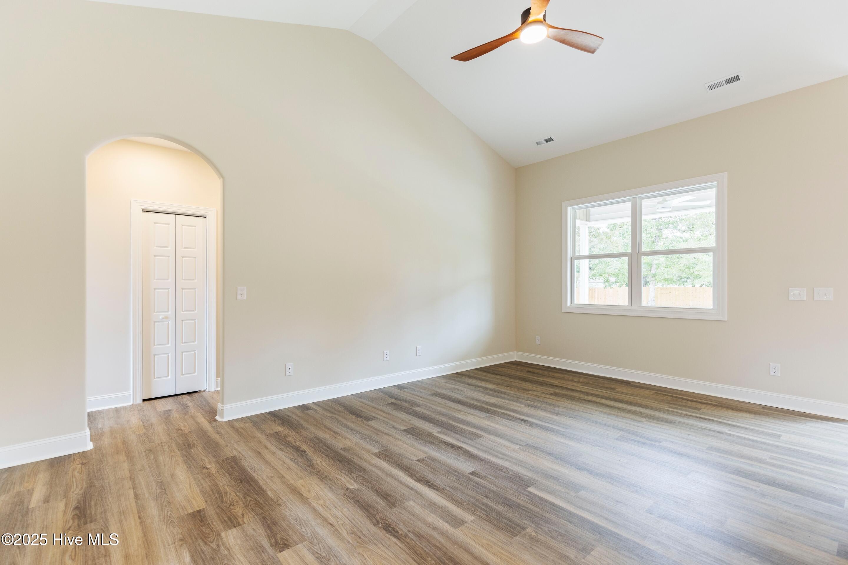 100545595 | Photo 11