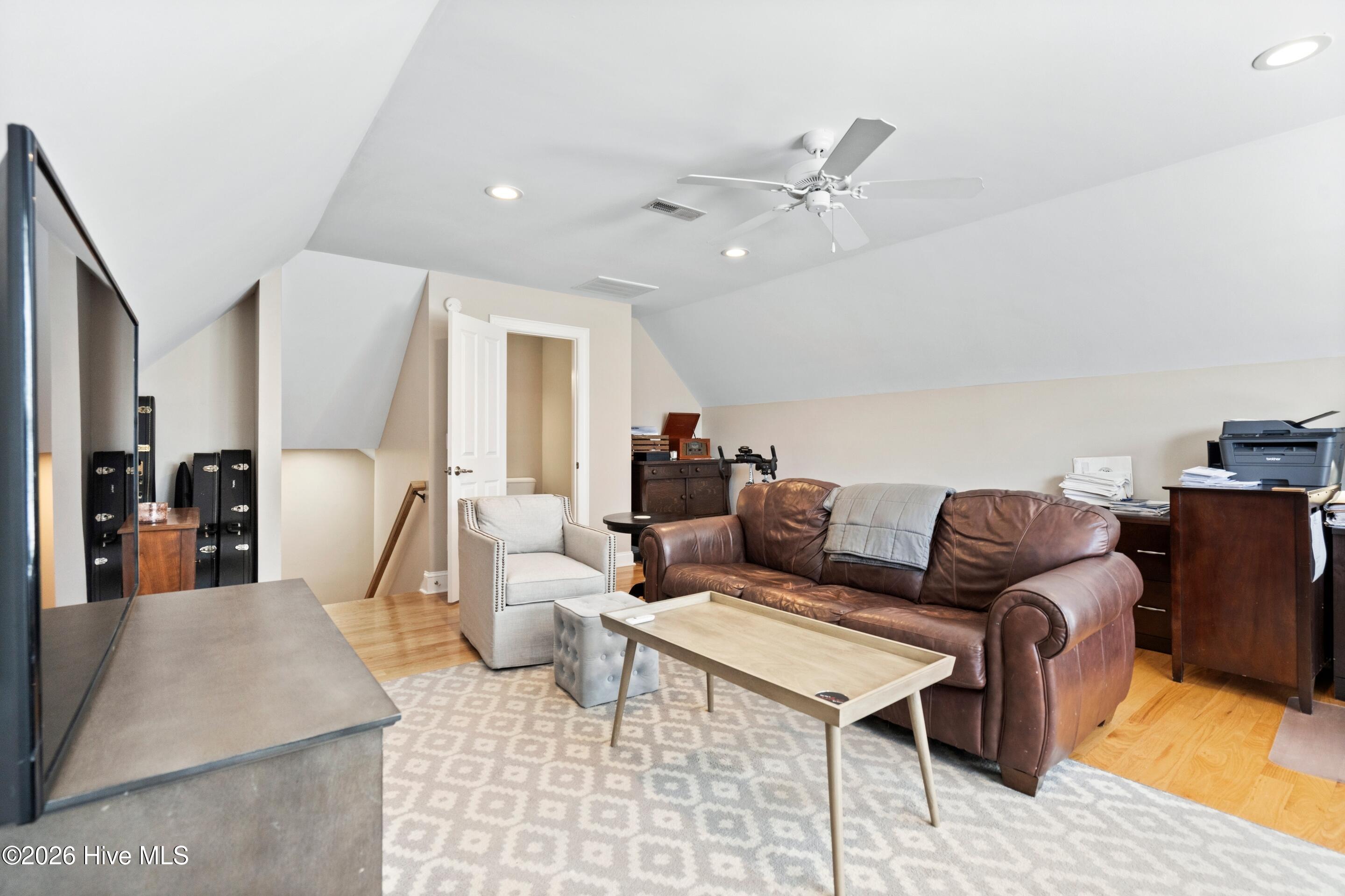 100549669 | Photo 53