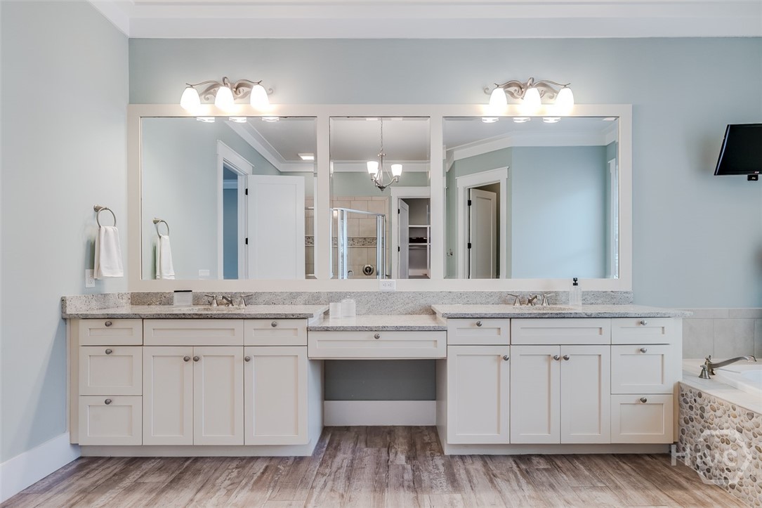 Double sinks with plenty of storage