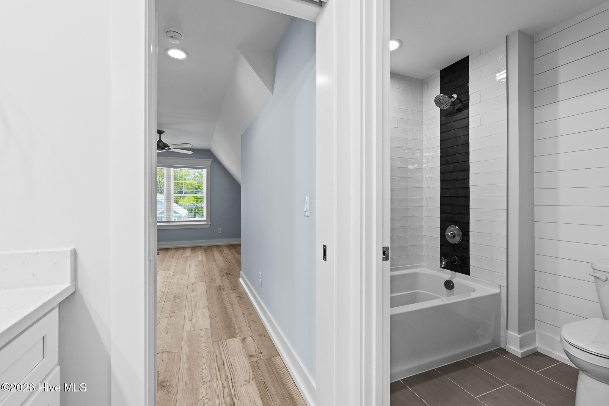 100546665 | Photo 57