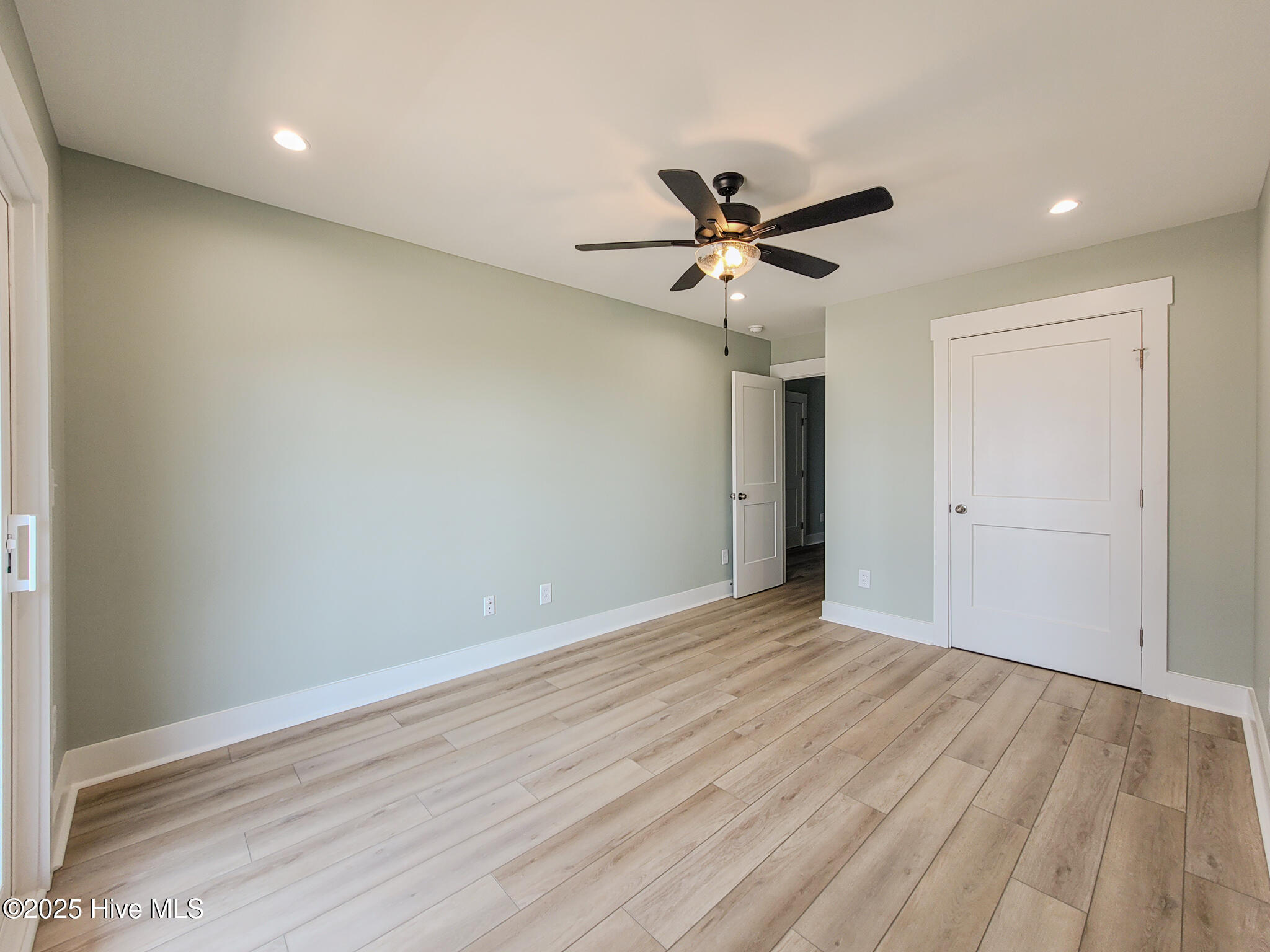 100517147 | Photo 35