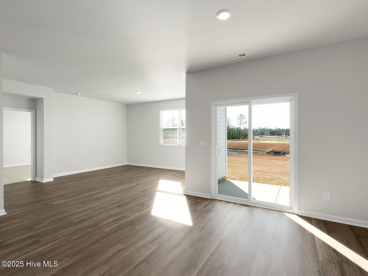 100548324 | Photo 11