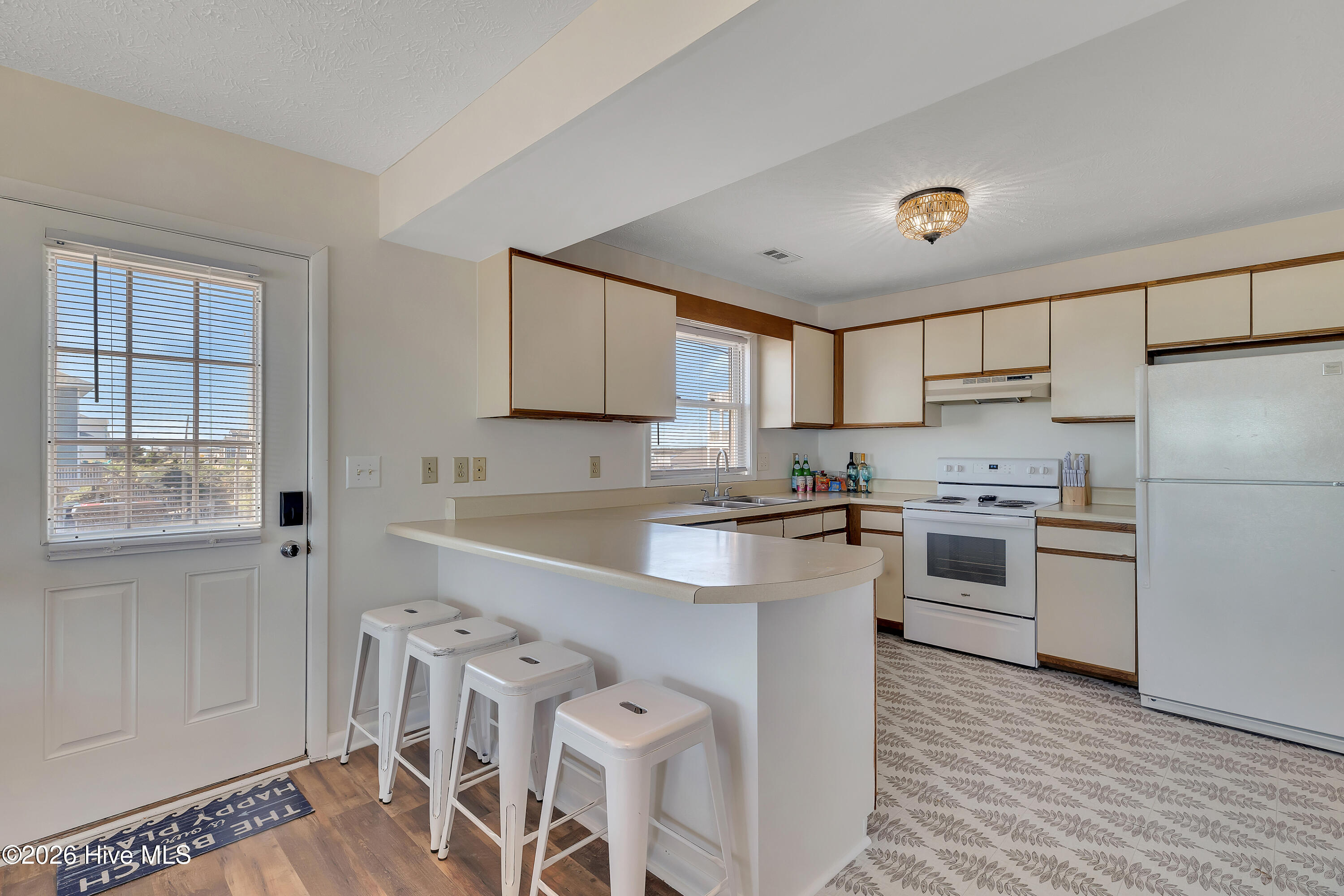 100548009 | Photo 21