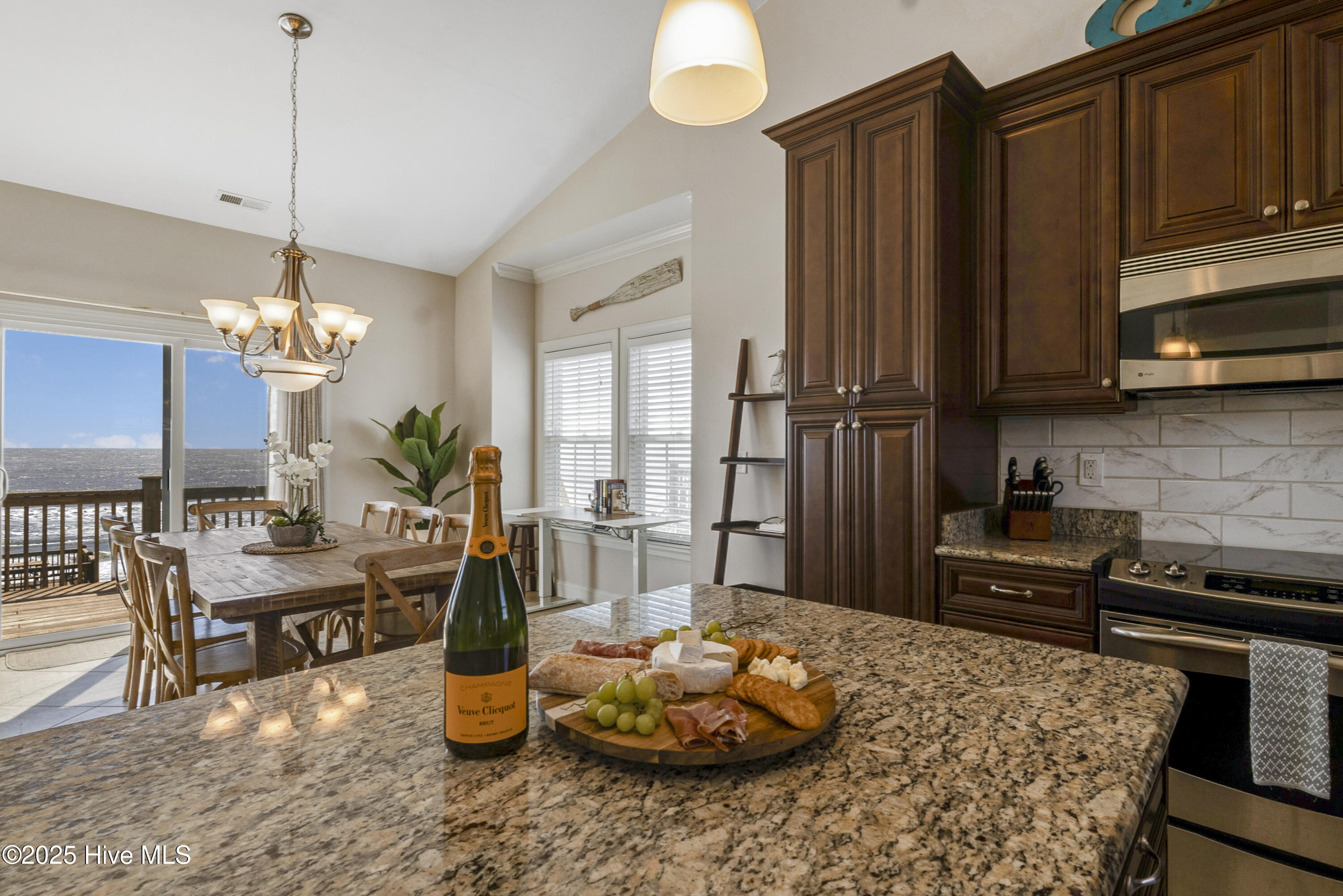 100557333 | Photo 17