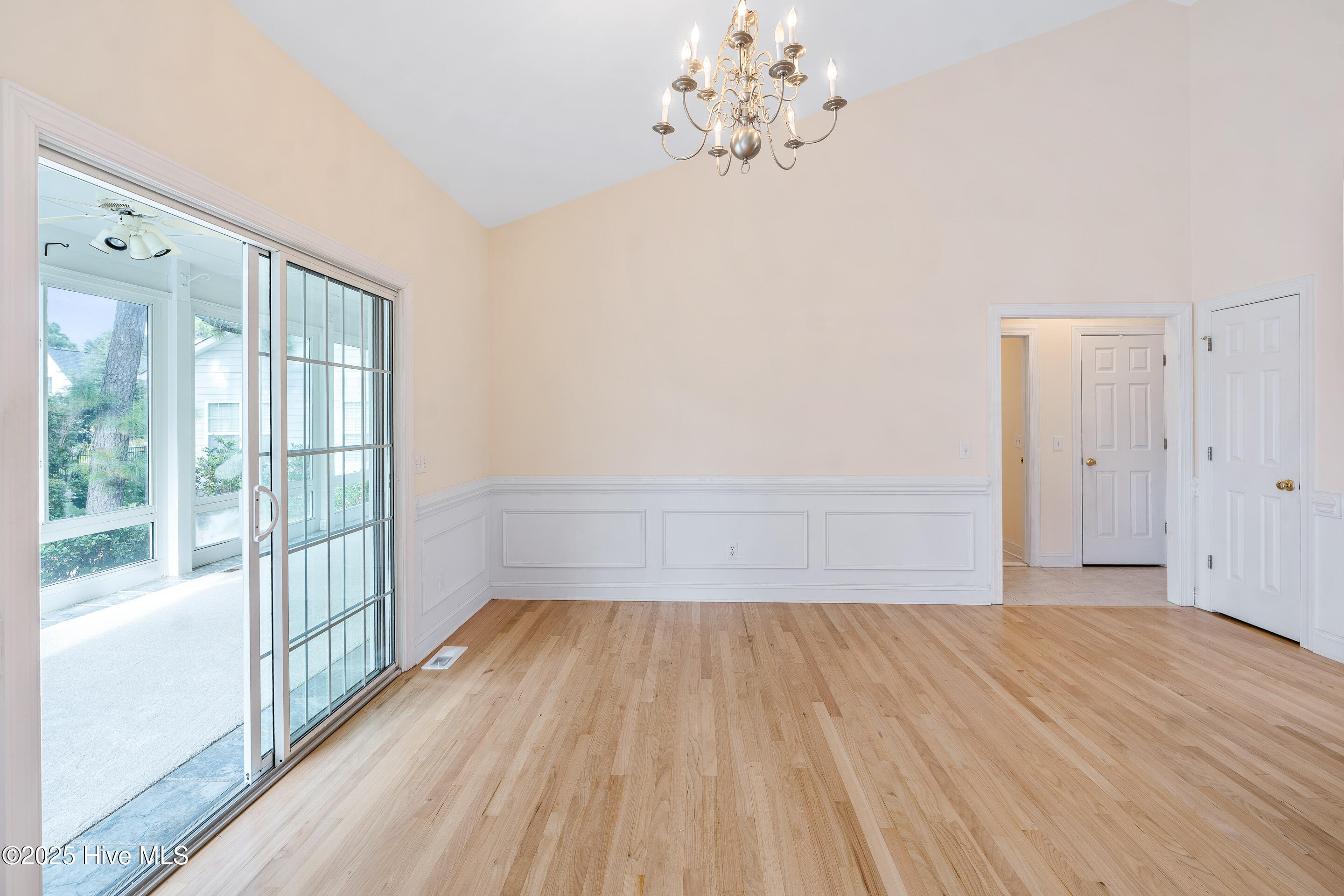 100499709 | Photo 23