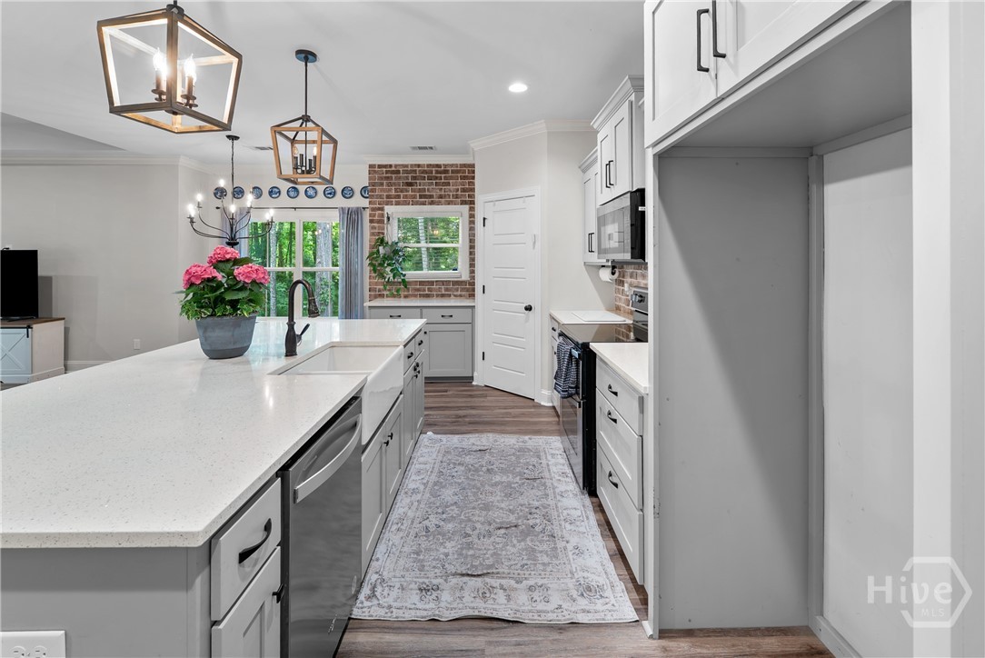 Quartiz, Stainless & Custom Cabinetry