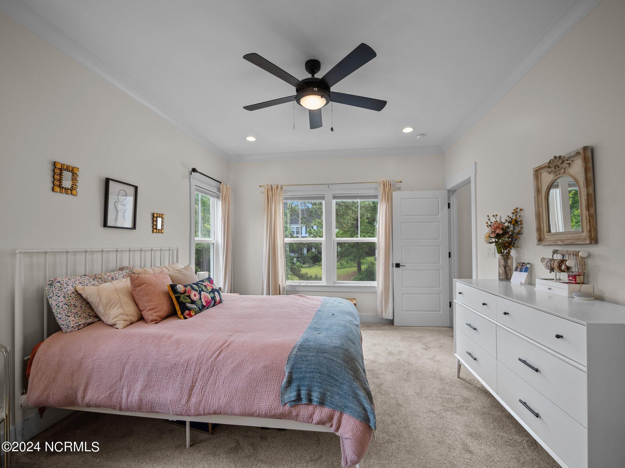 100560825 | Photo 24