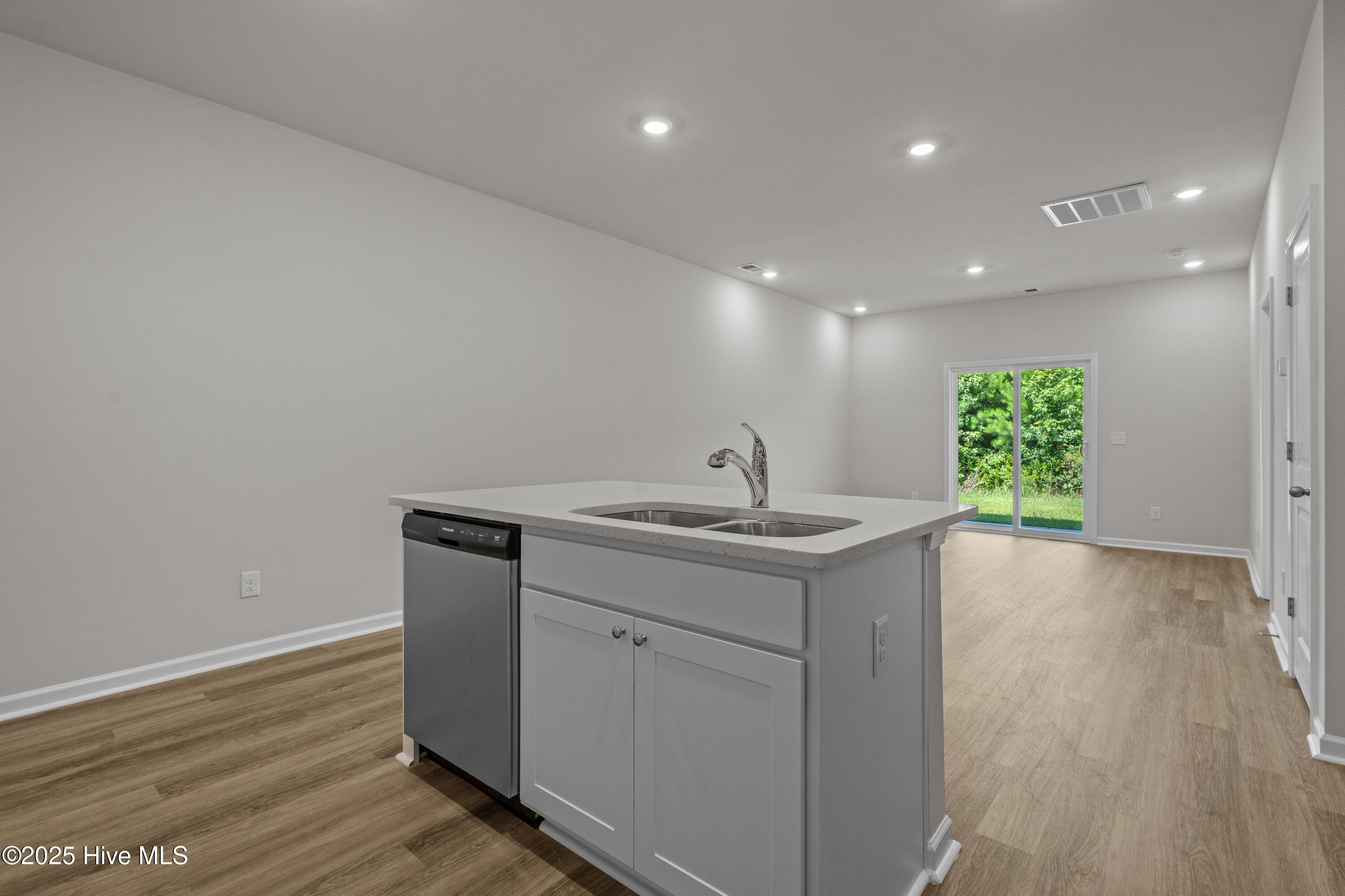 100534504 | Photo 16