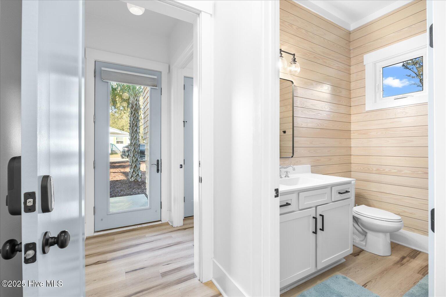 100544004 | Photo 32