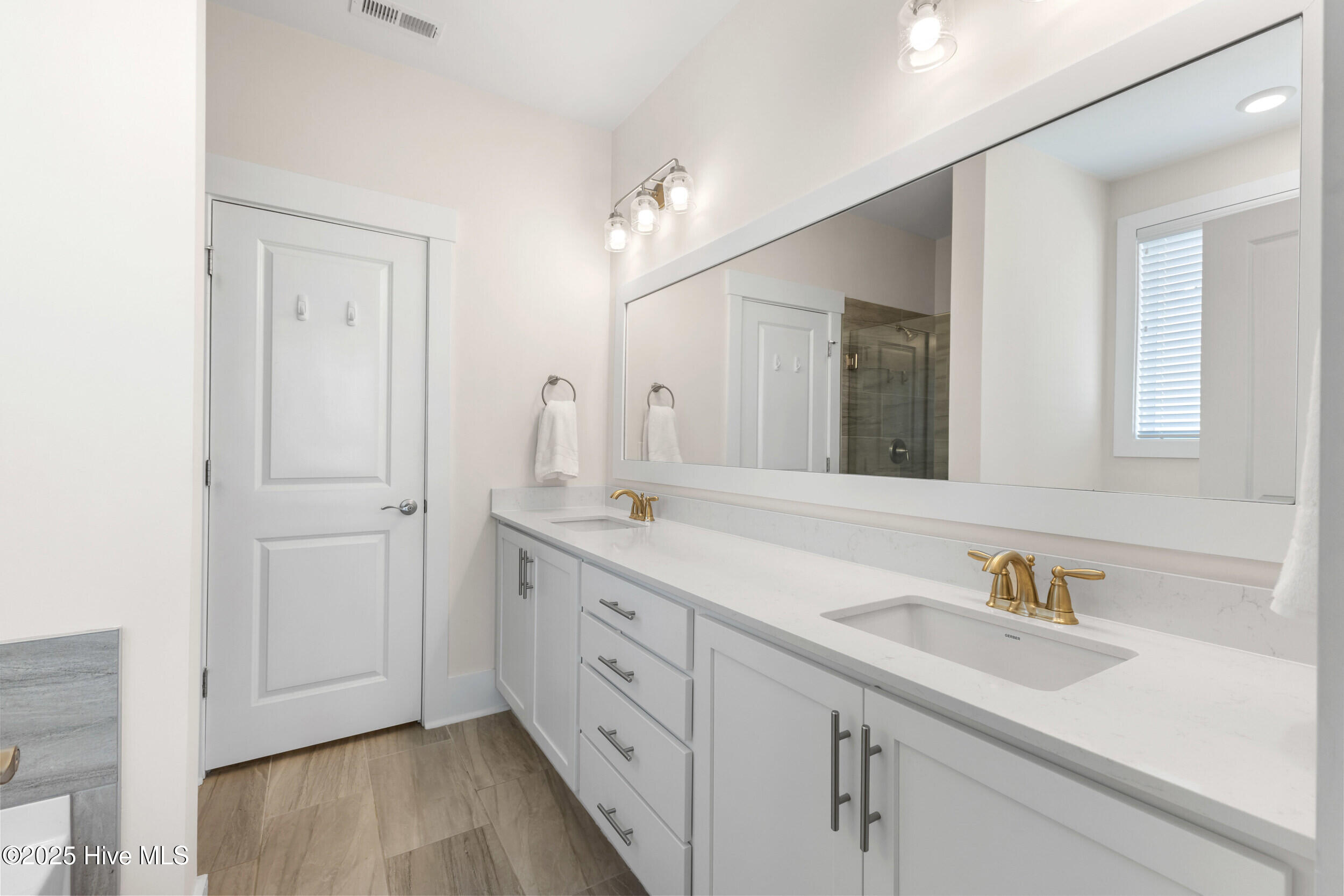 100518034 | Photo 19