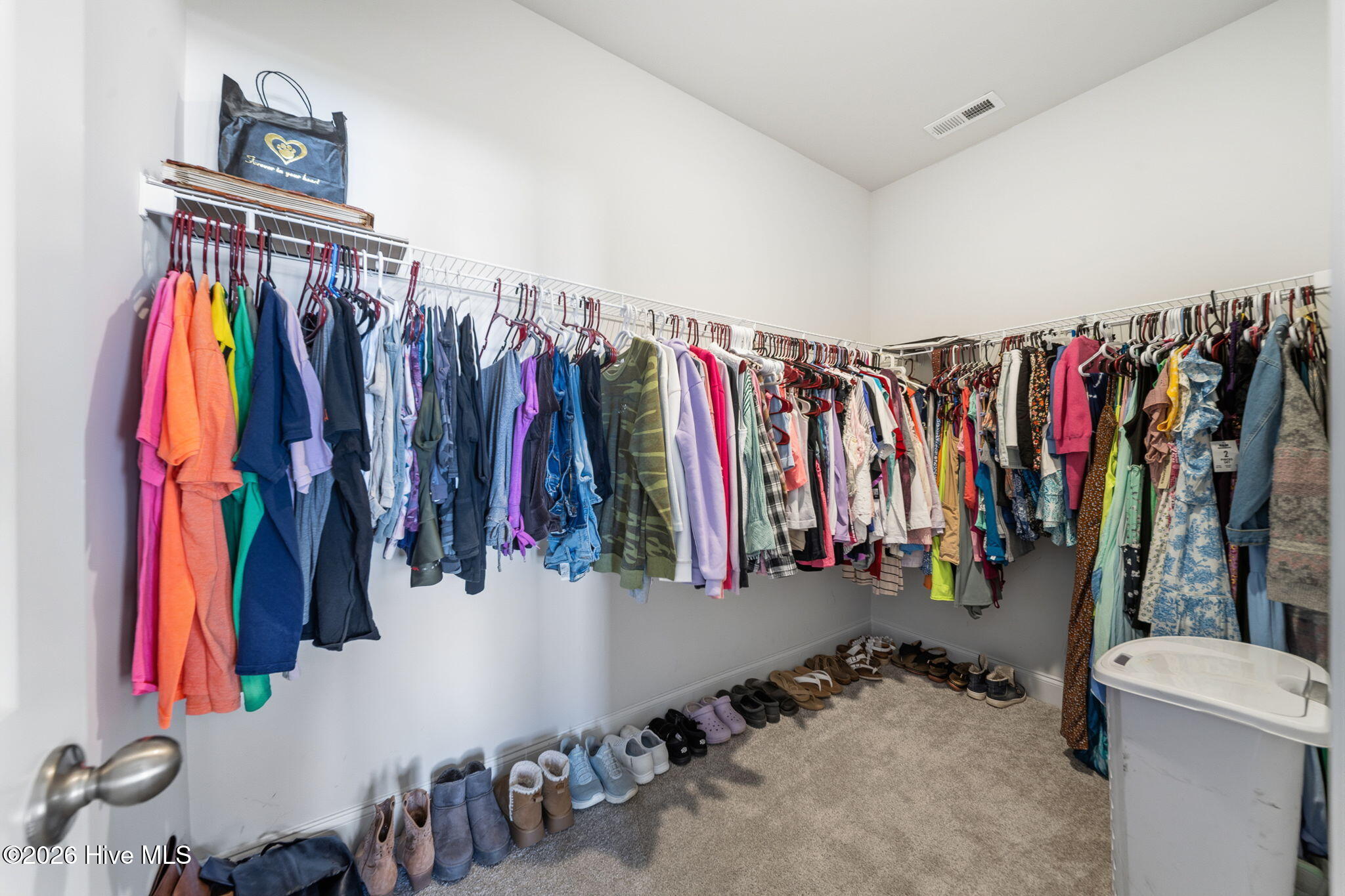 100566000 | Photo 25