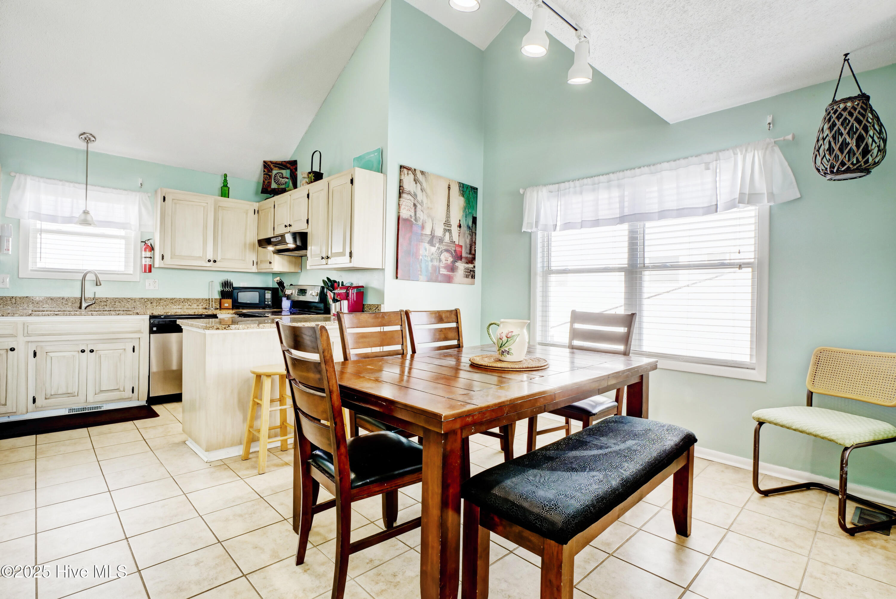 100553697 | Photo 26