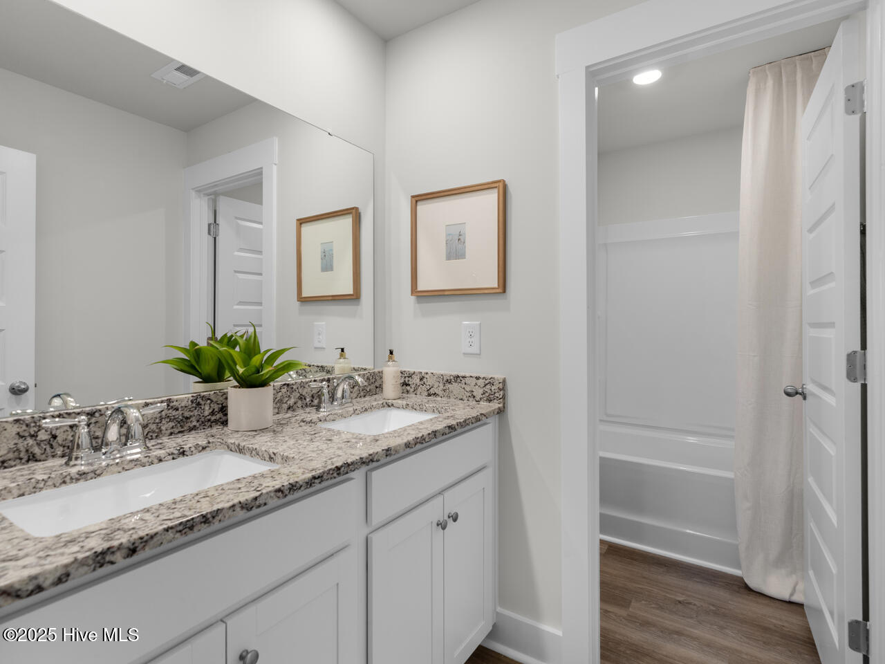 100566231 | Photo 38