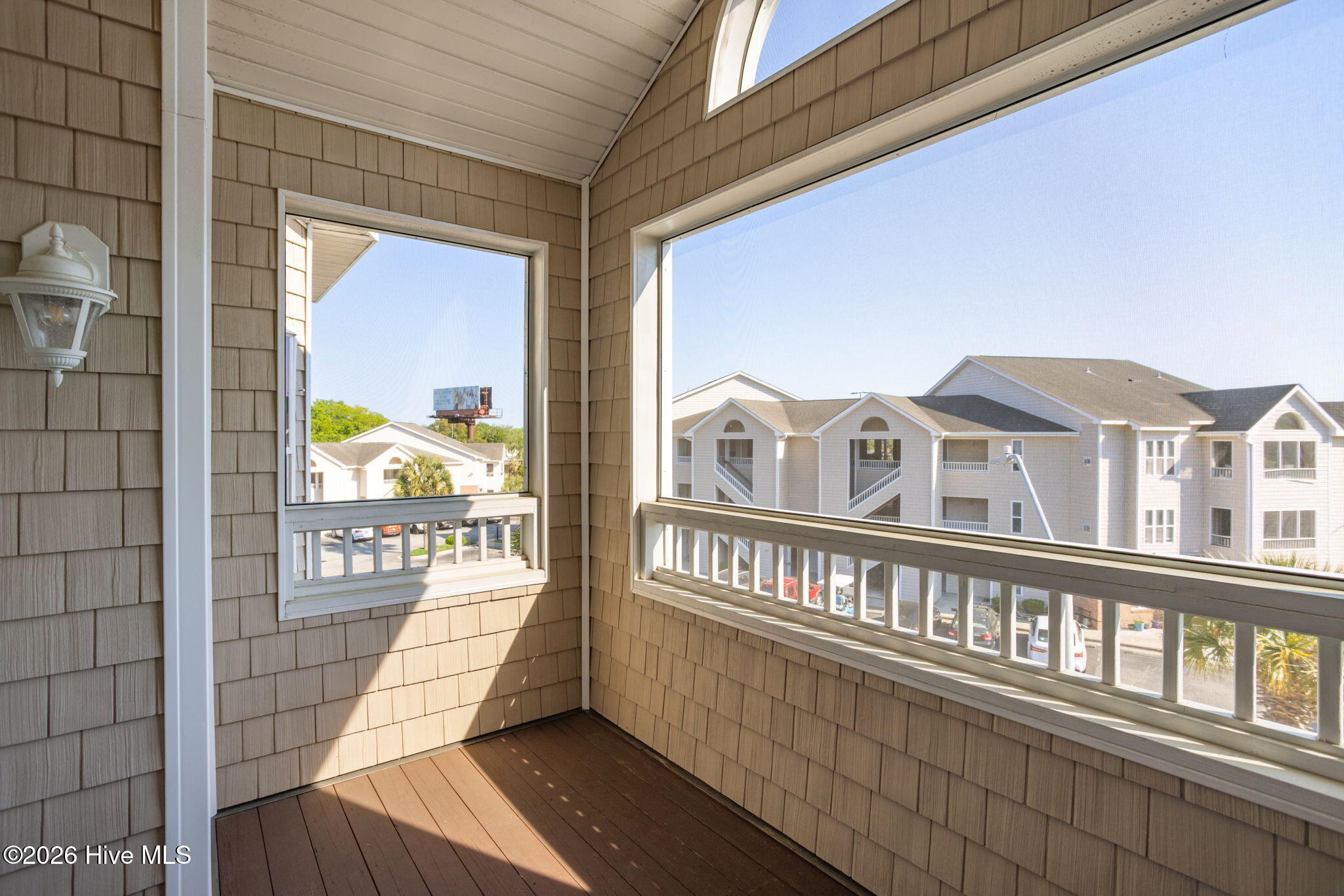 100570113 | Photo 24