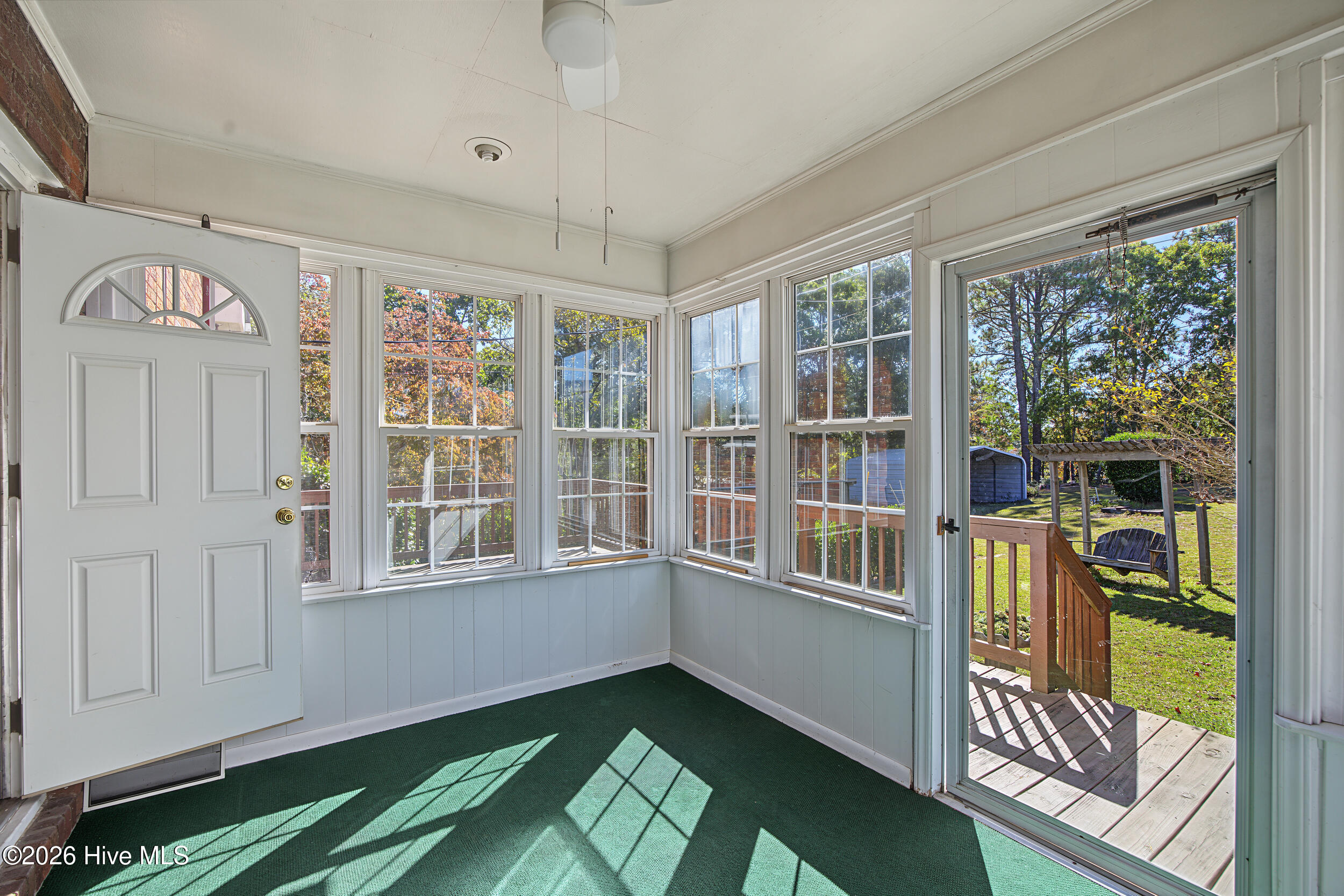 100612730 | Photo 3