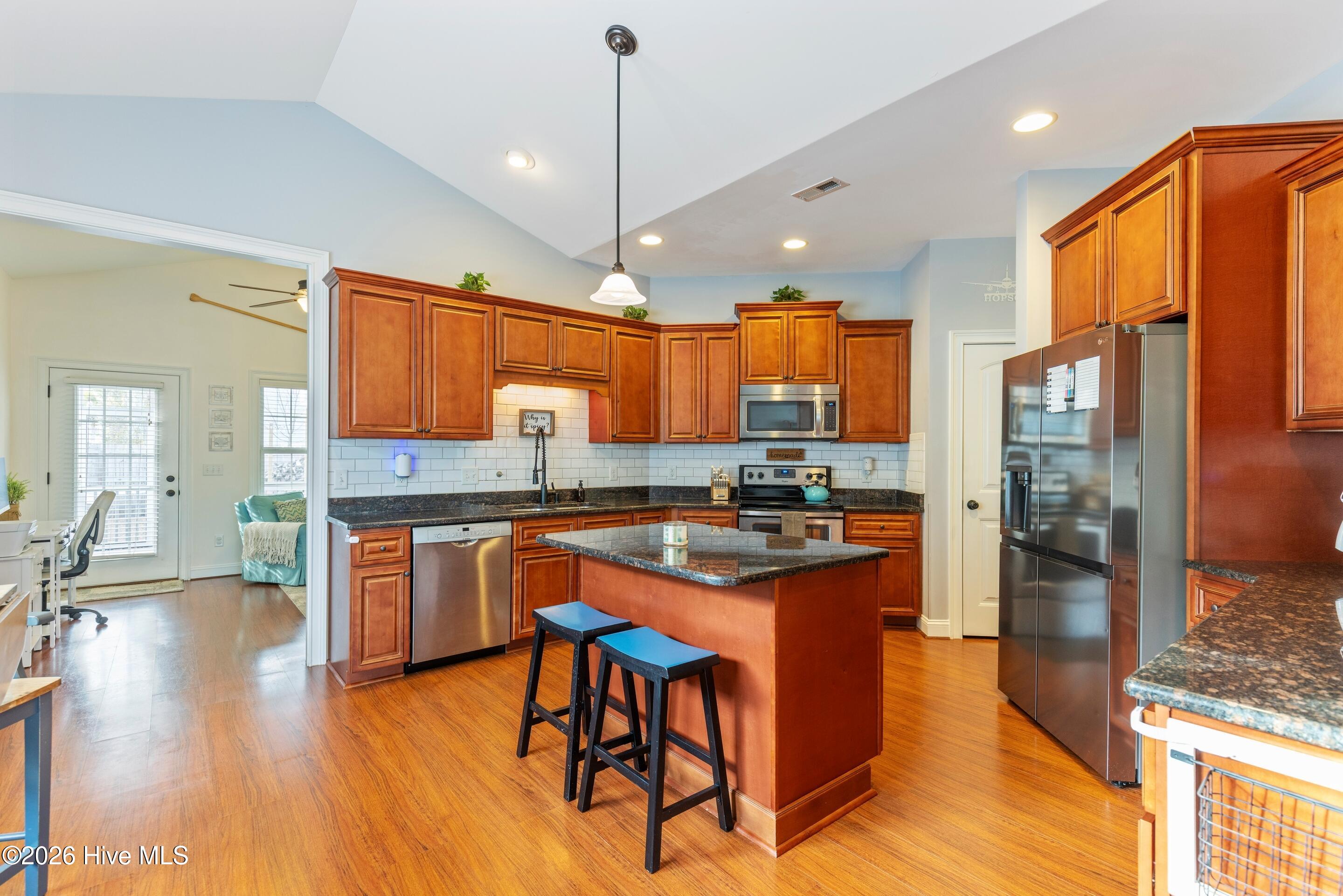 100548789 | Photo 22