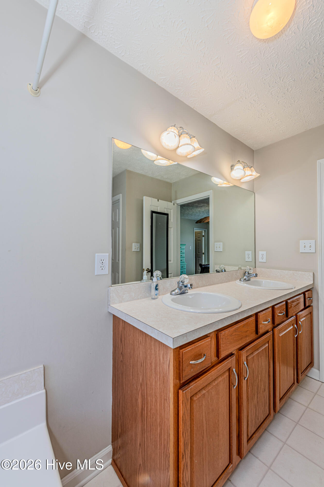 100569182 | Photo 36