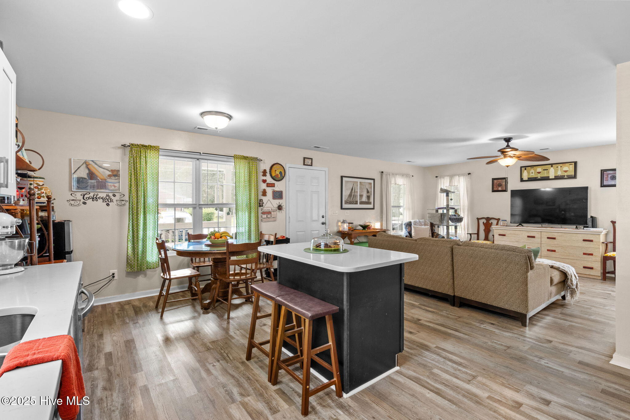 100526973 | Photo 16