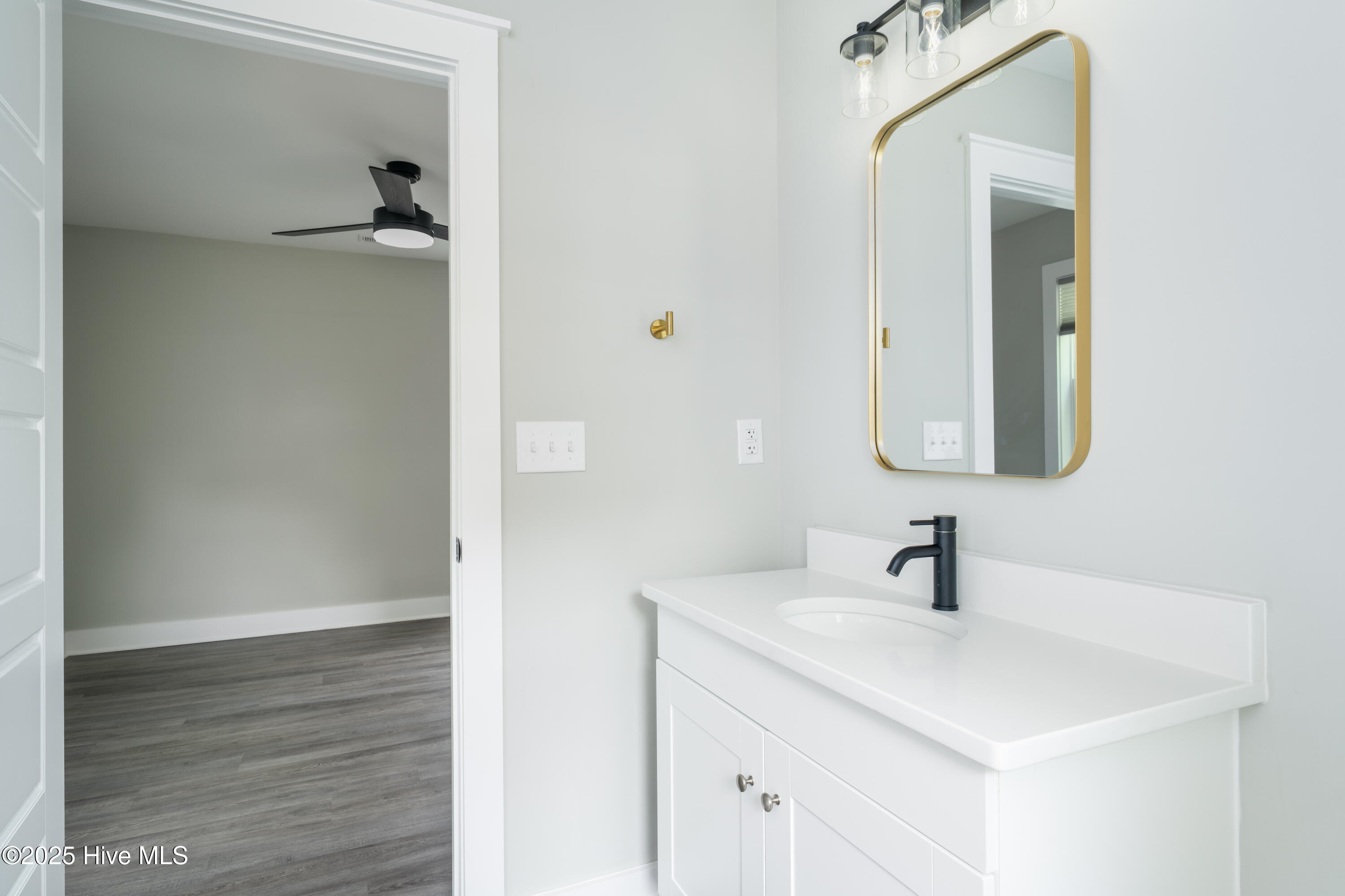 100550898 | Photo 17