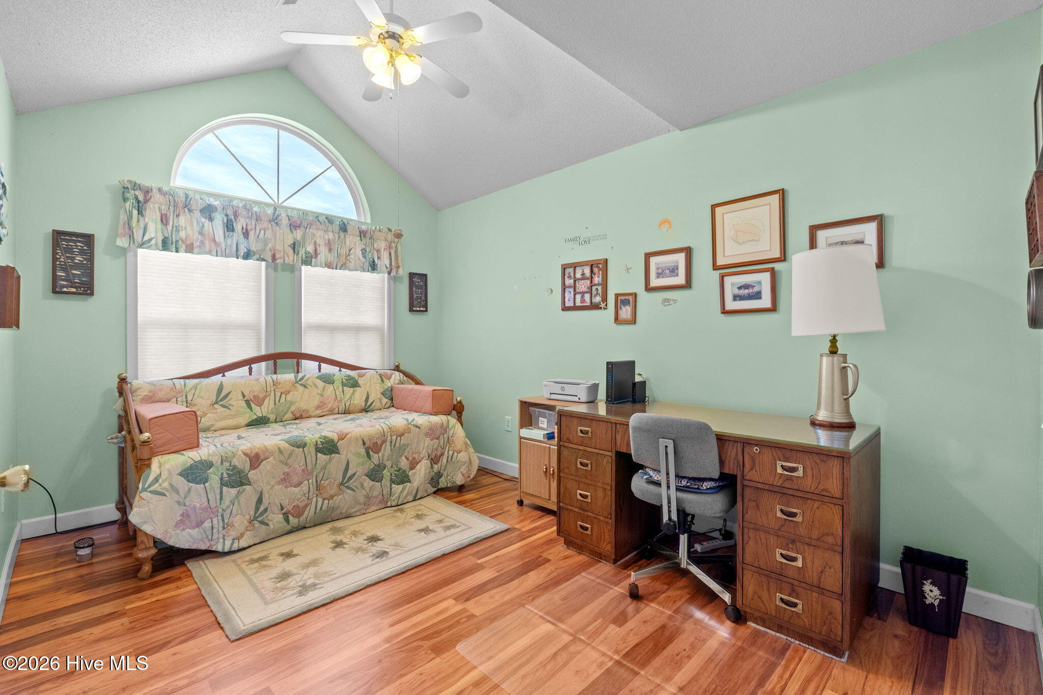 100568213 | Photo 32