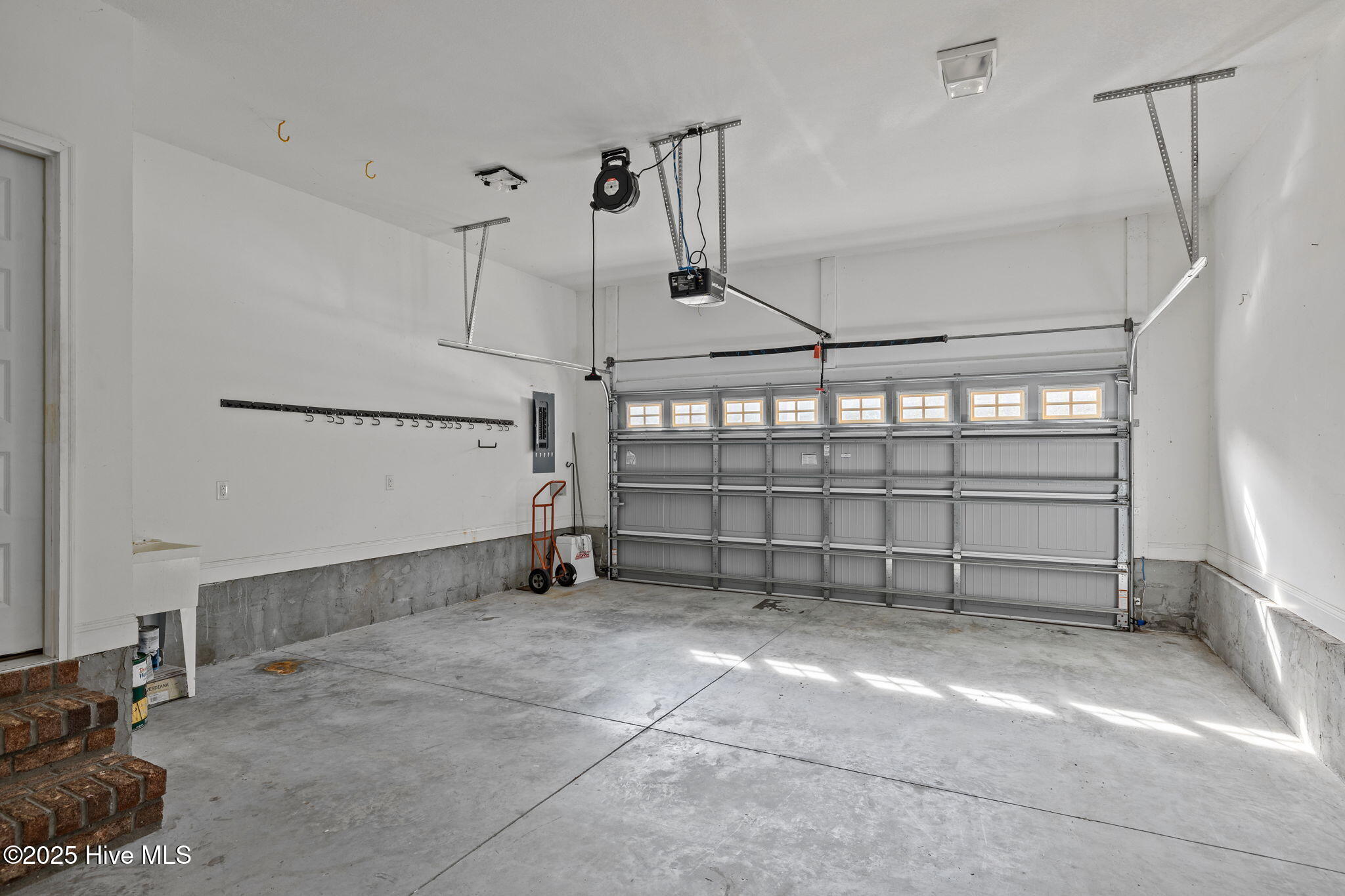 100544125 | Photo 33