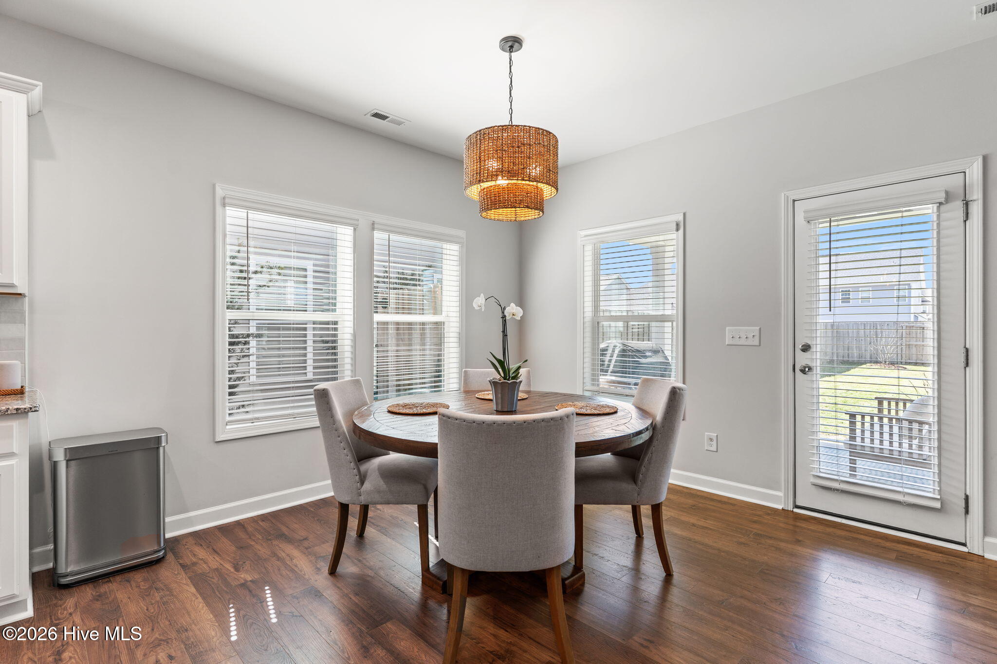 100557383 | Photo 18