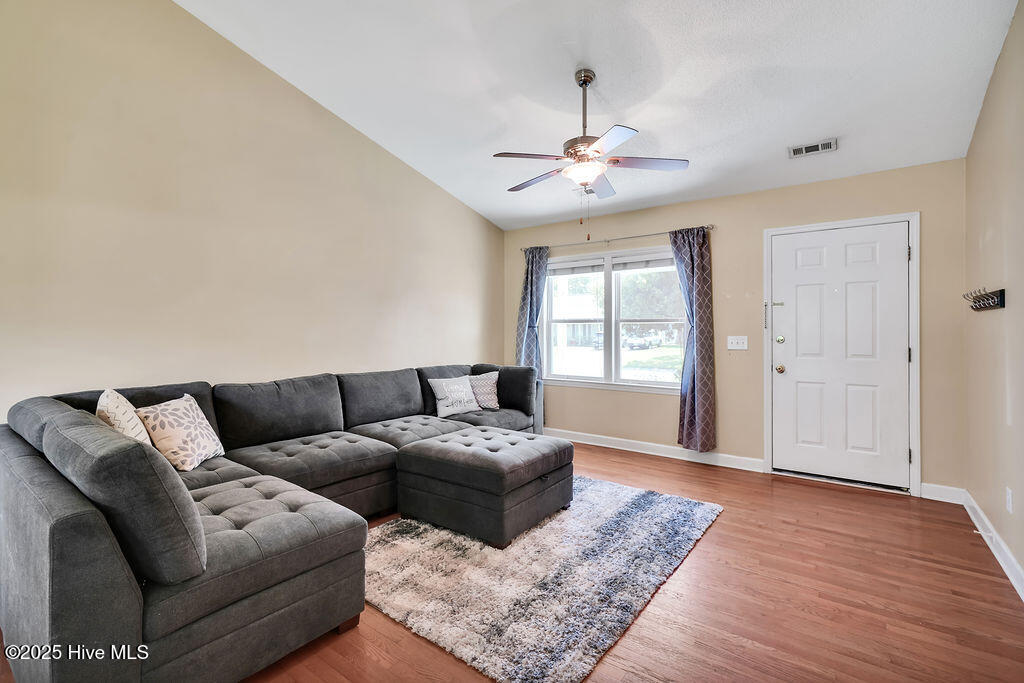 100533718 | Photo 15