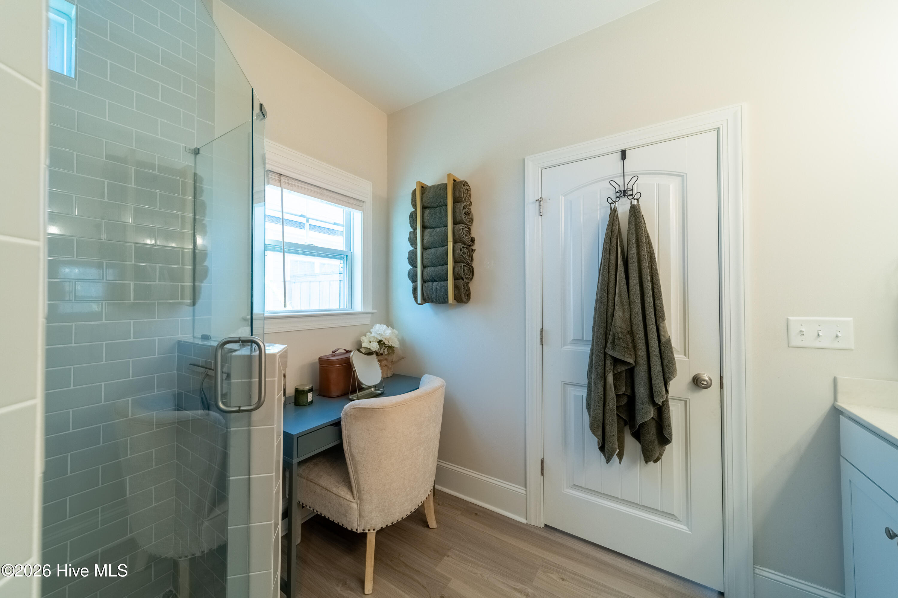 100549108 | Photo 28