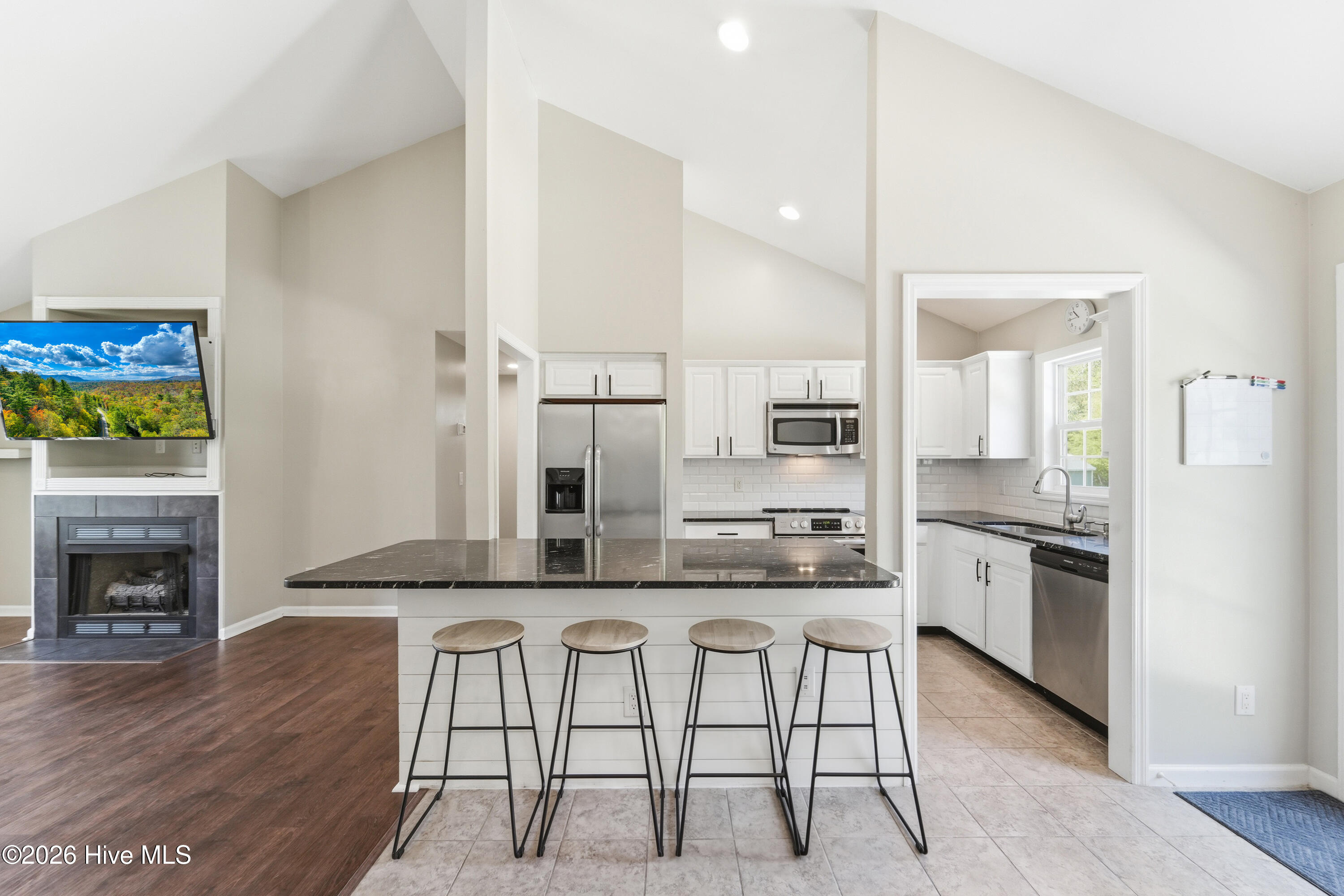 100568170 | Photo 16