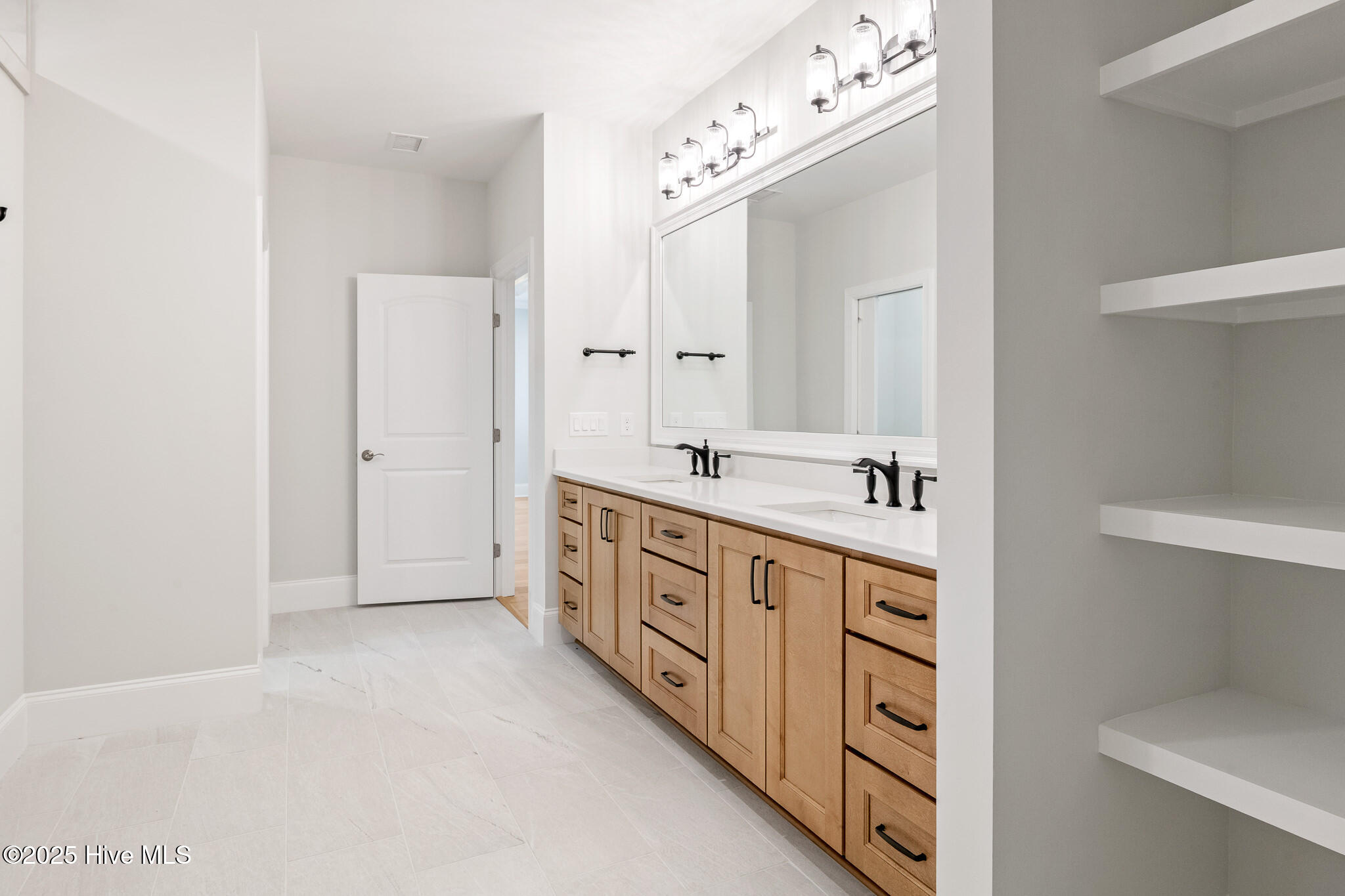 100535512 | Photo 24