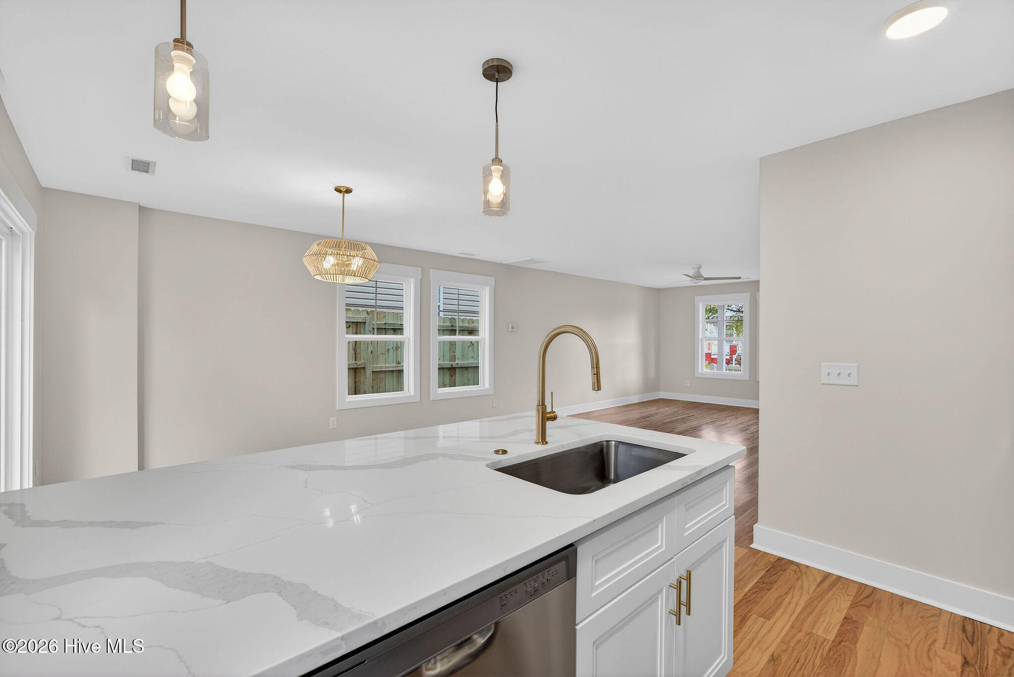 100542142 | Photo 17