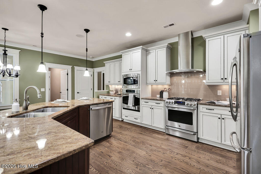 100548295 | Photo 25