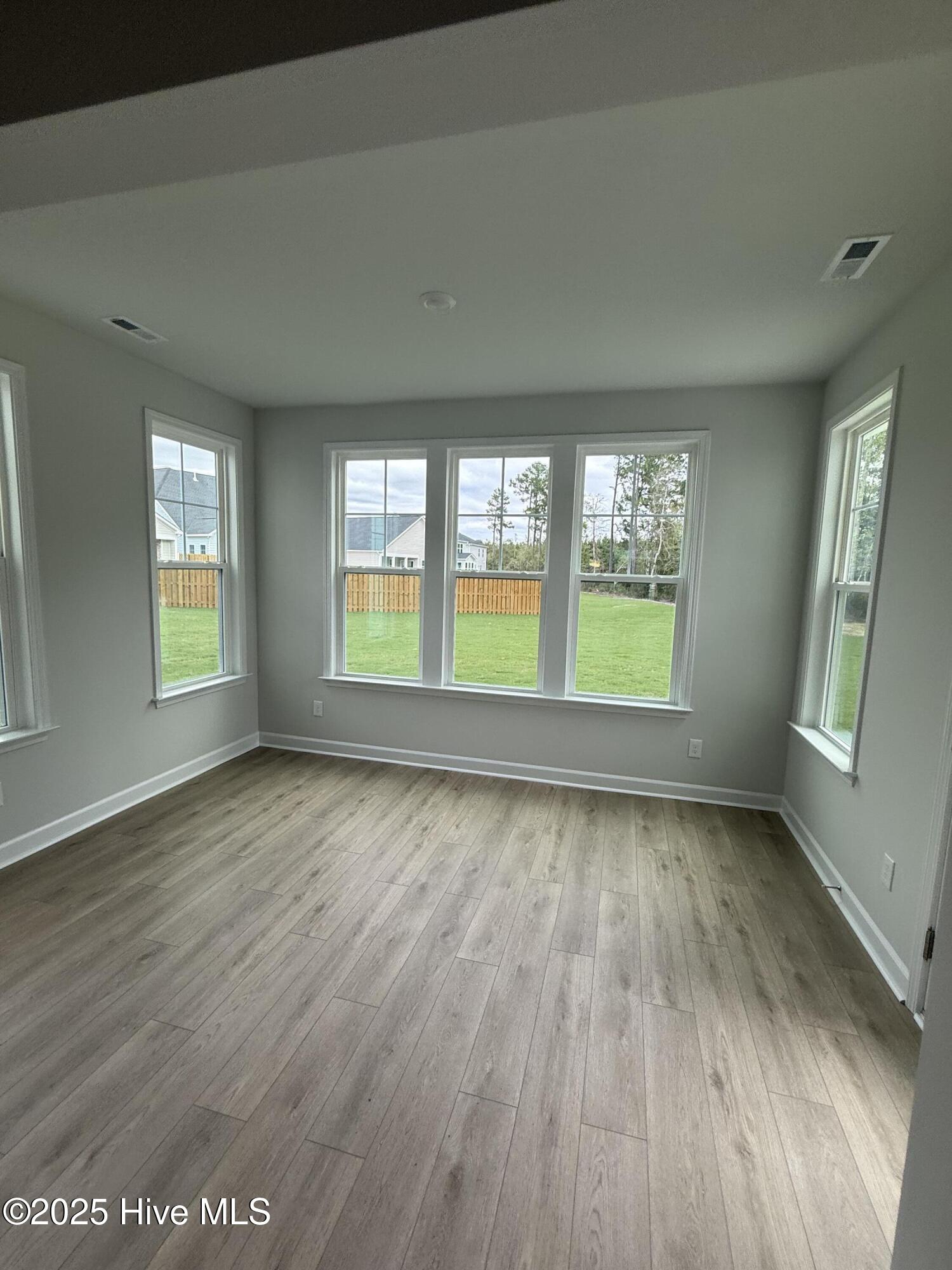 100536678 | Photo 11