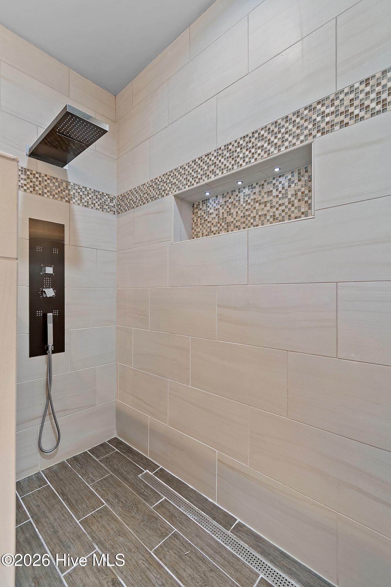 100564386 | Photo 44