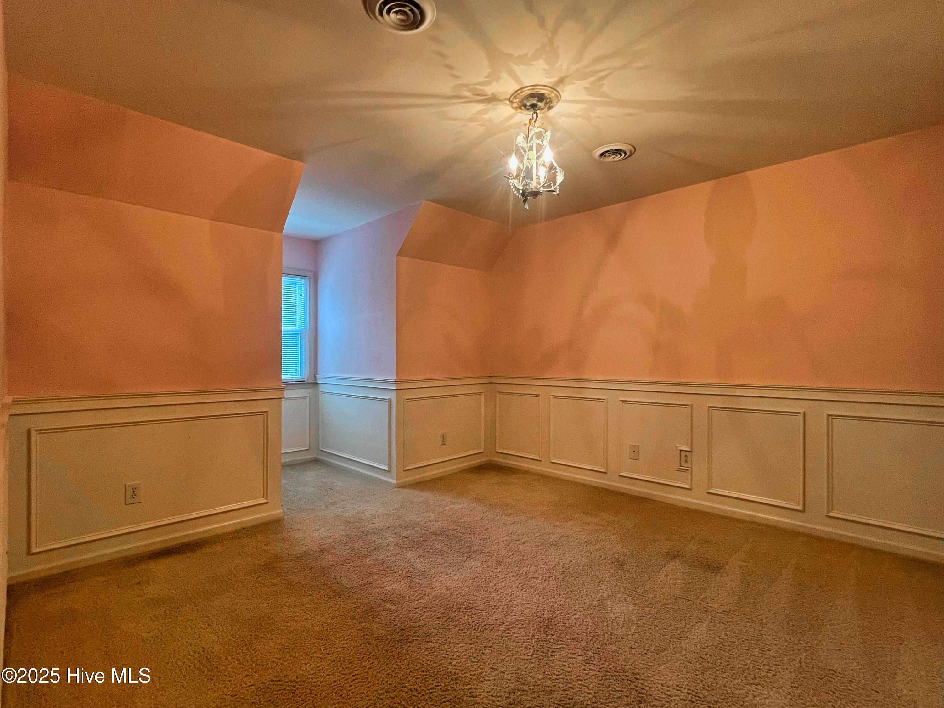 100521049 | Photo 27