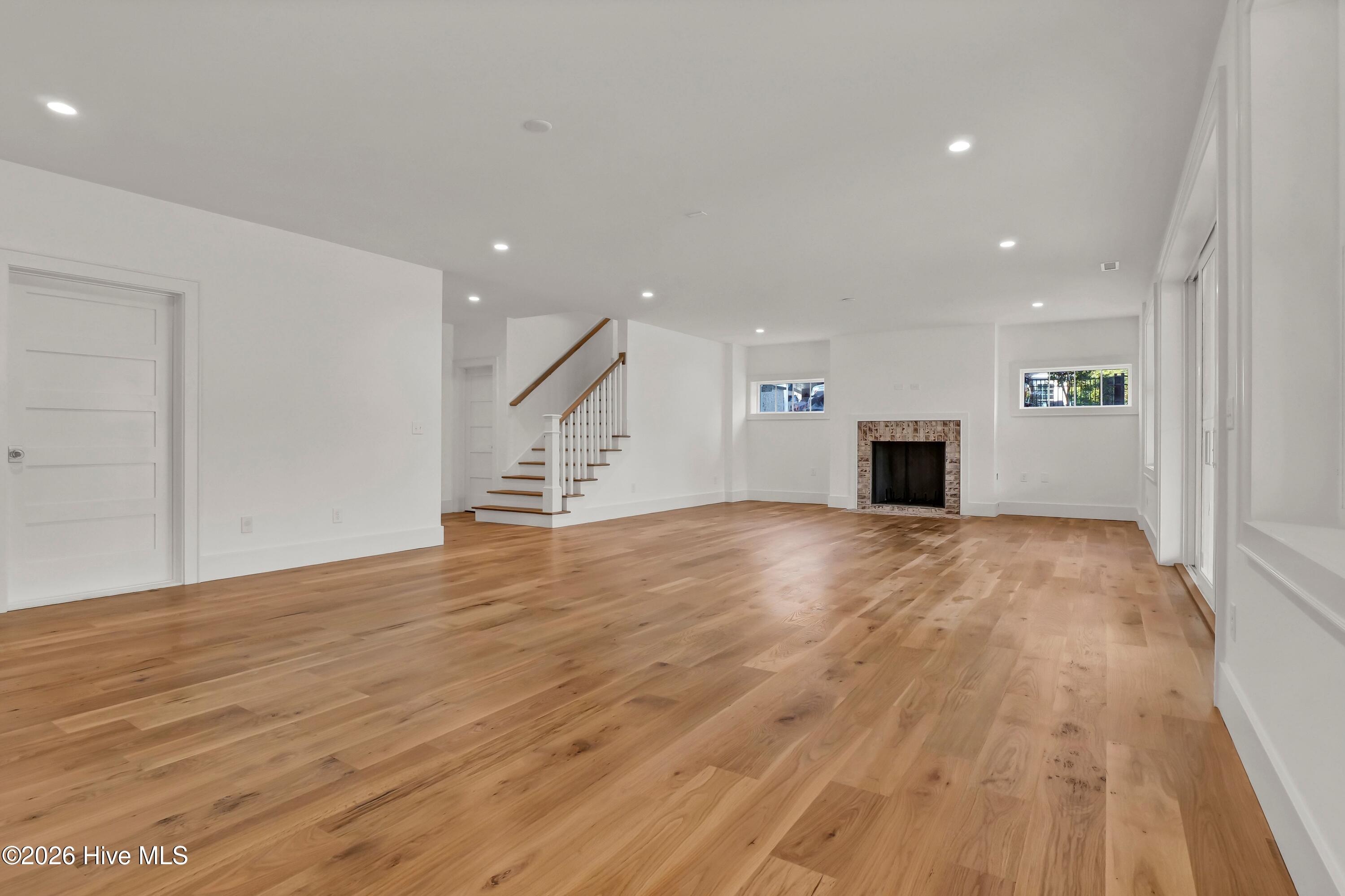 100553648 | Photo 53