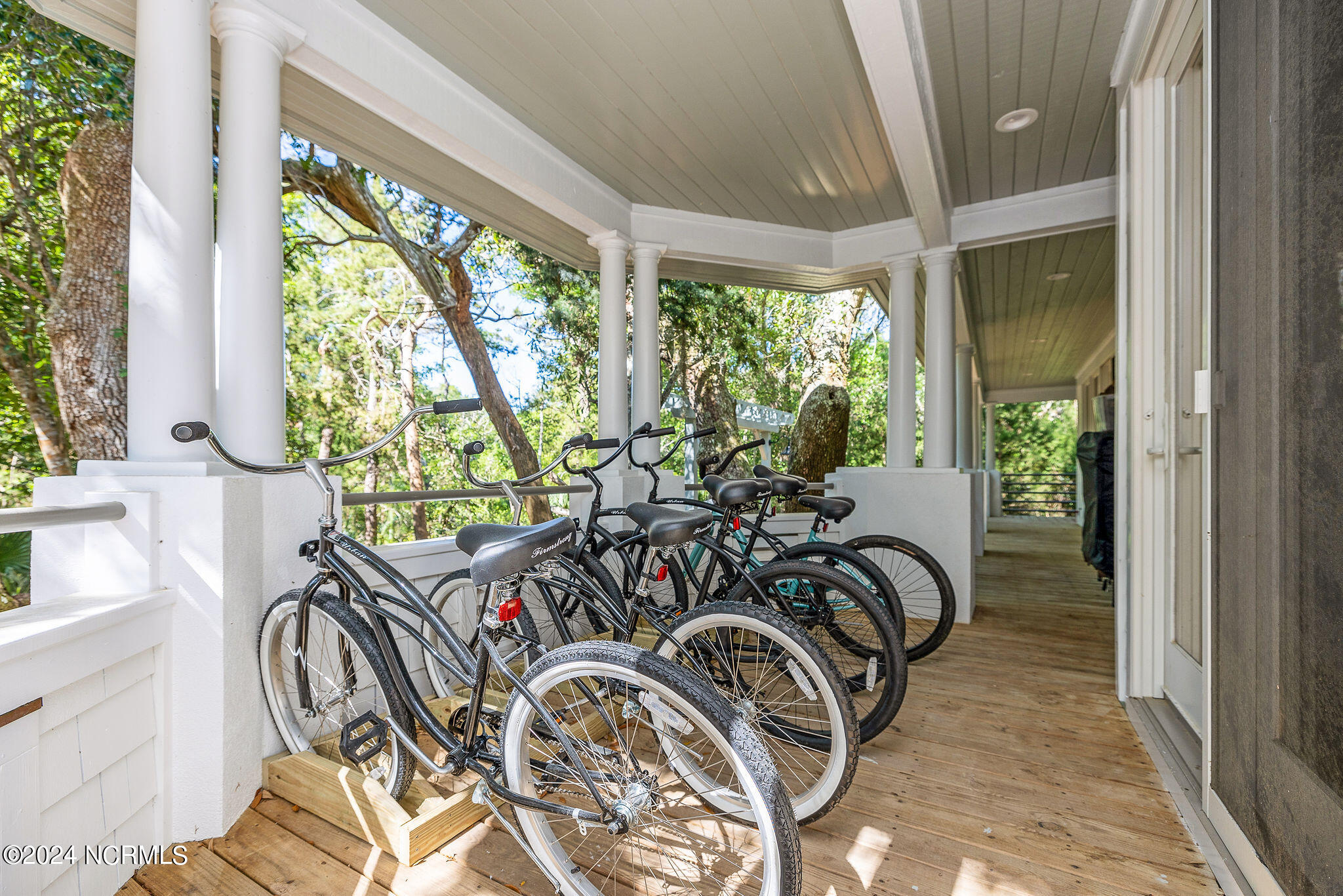 100493590 | Photo 22