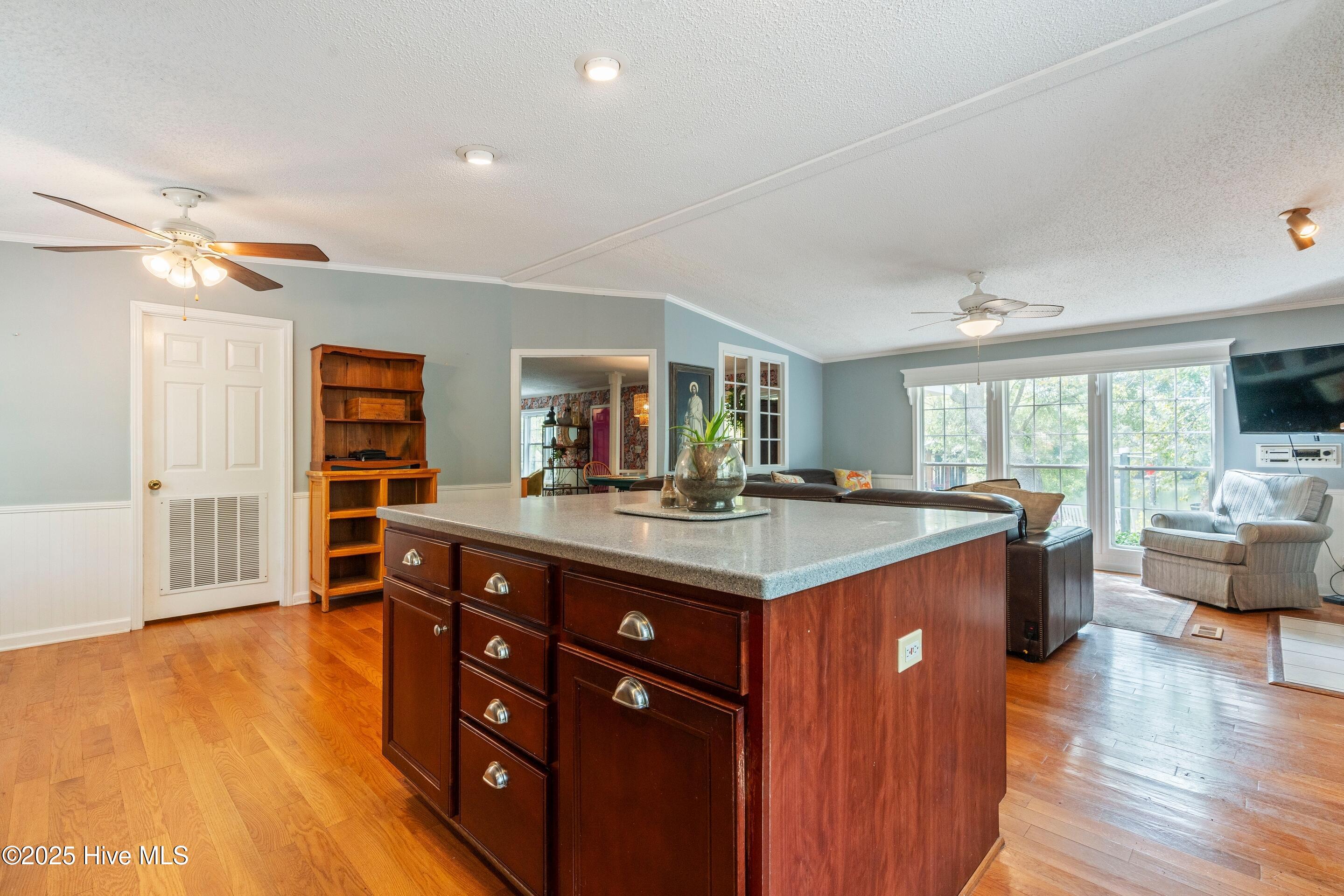 100535667 | Photo 20