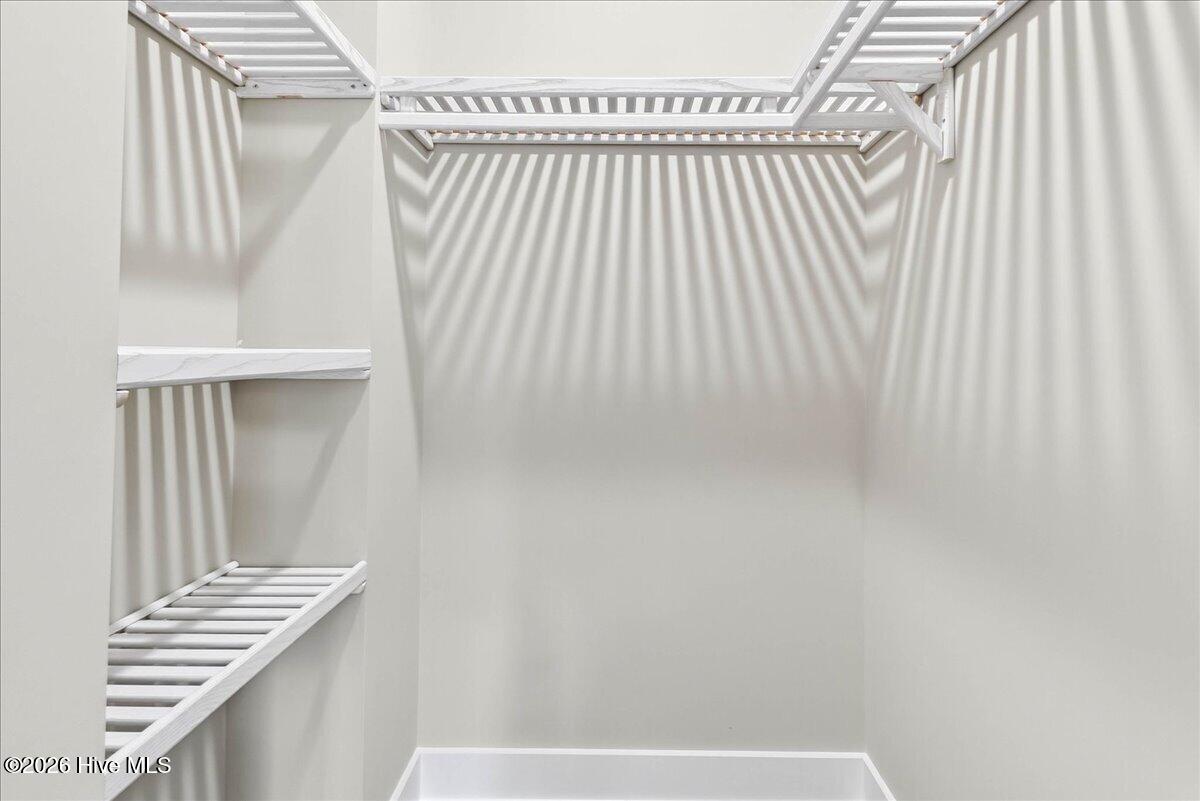 100562322 | Photo 12