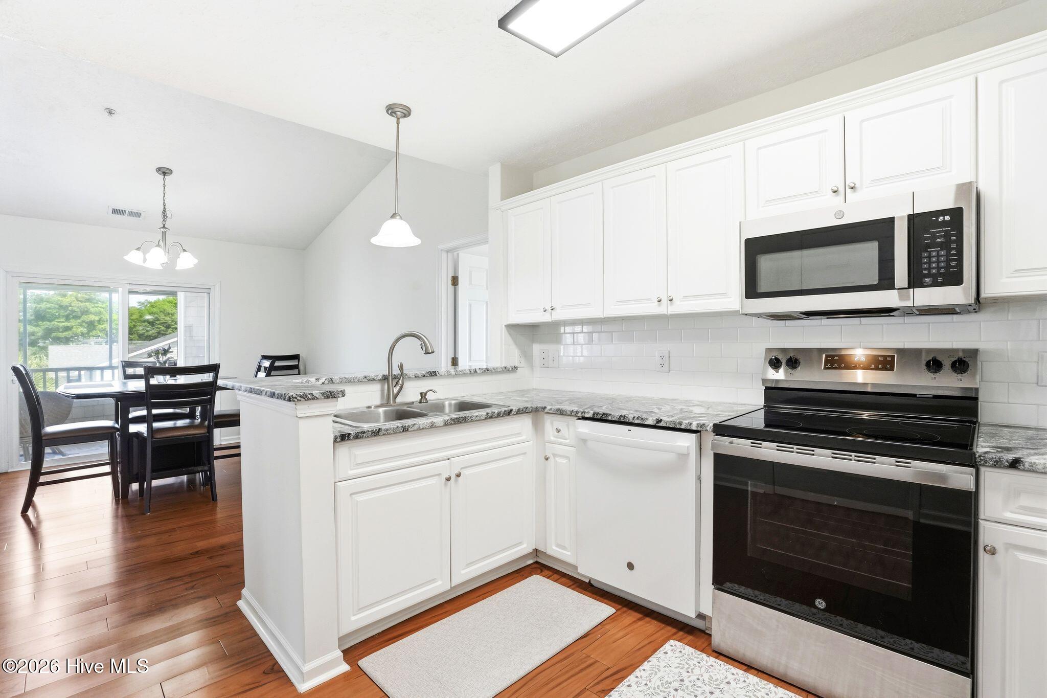 100565628 | Photo 14