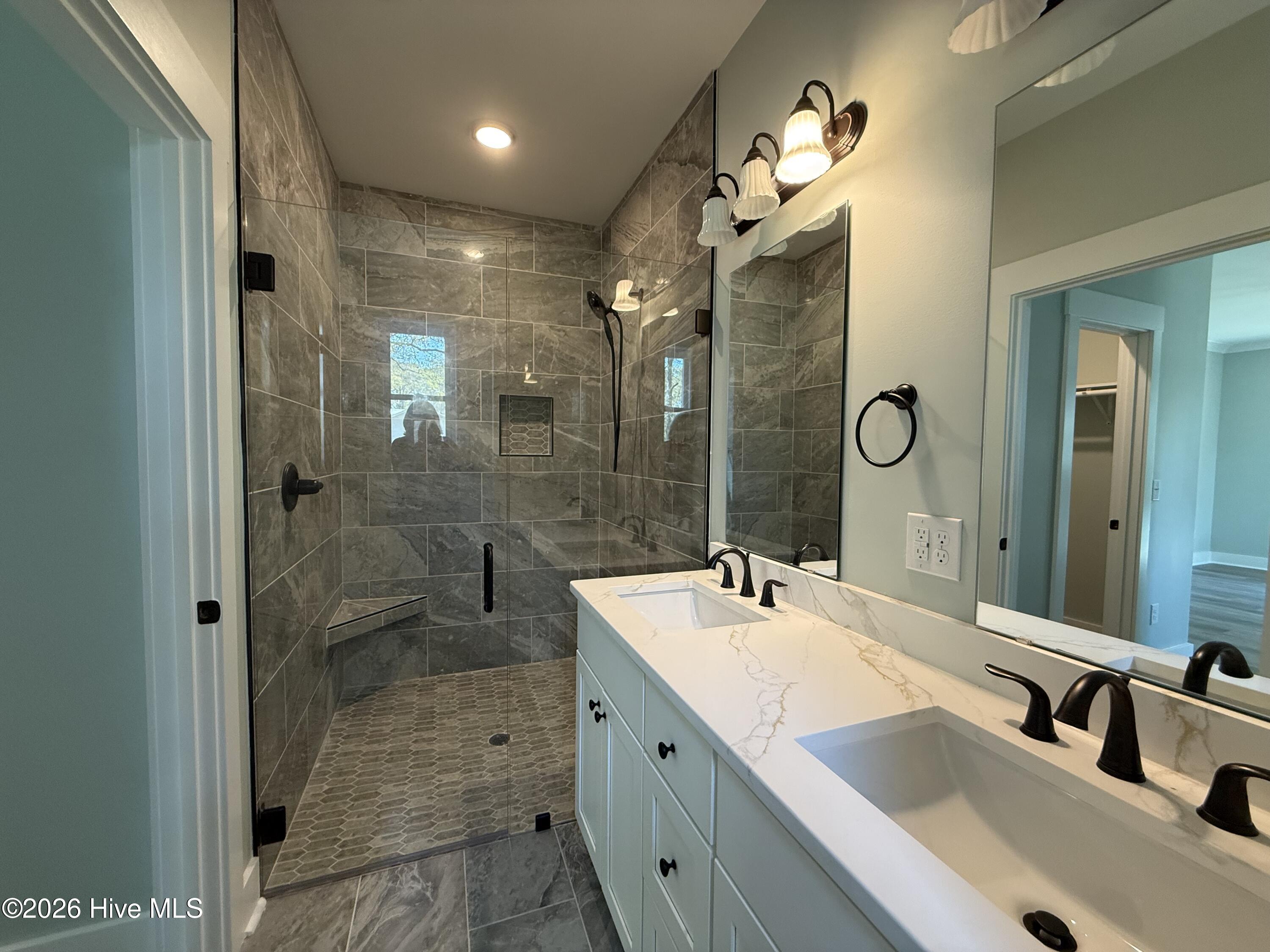 100564726 | Photo 15