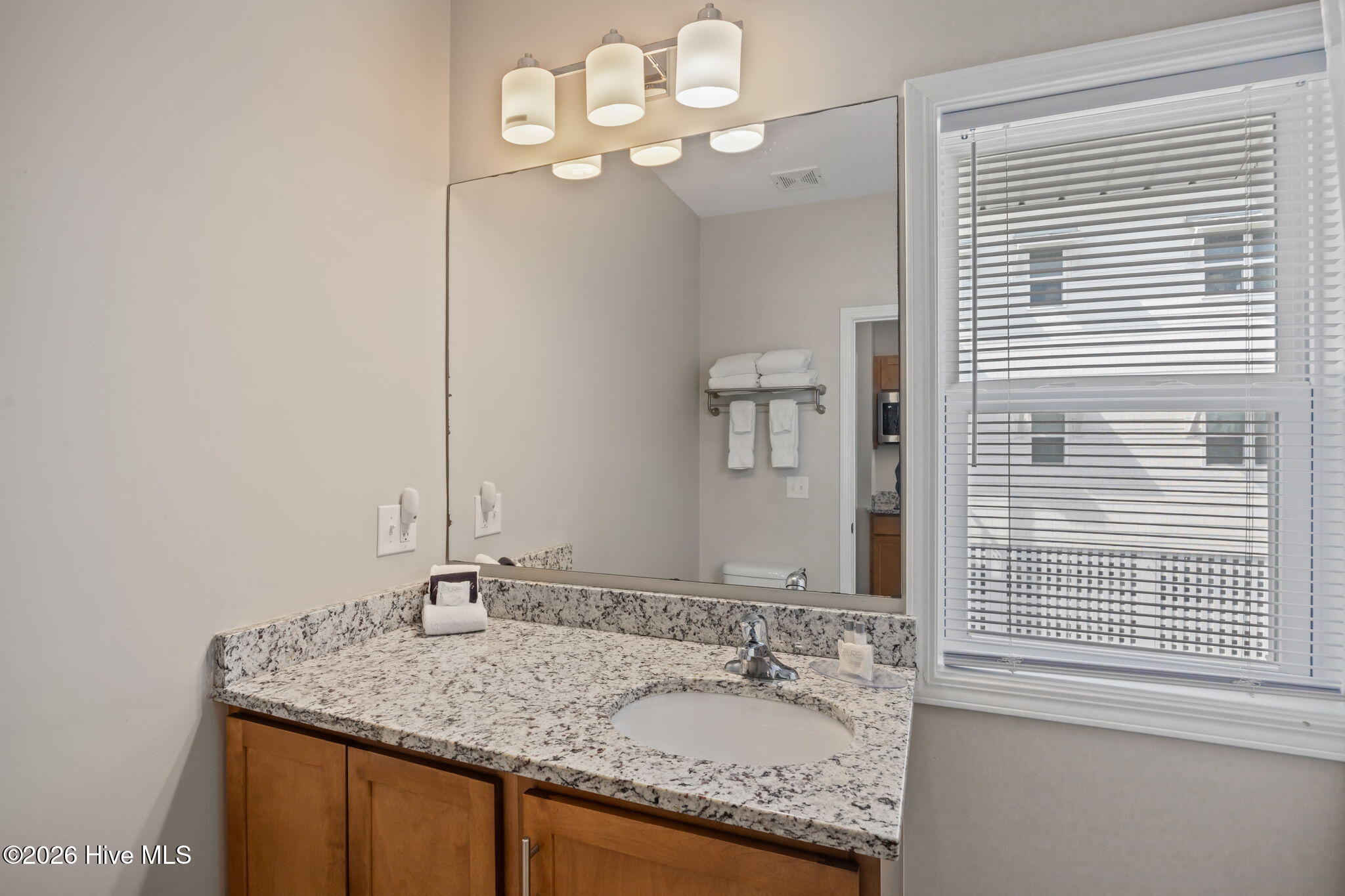 100561663 | Photo 12