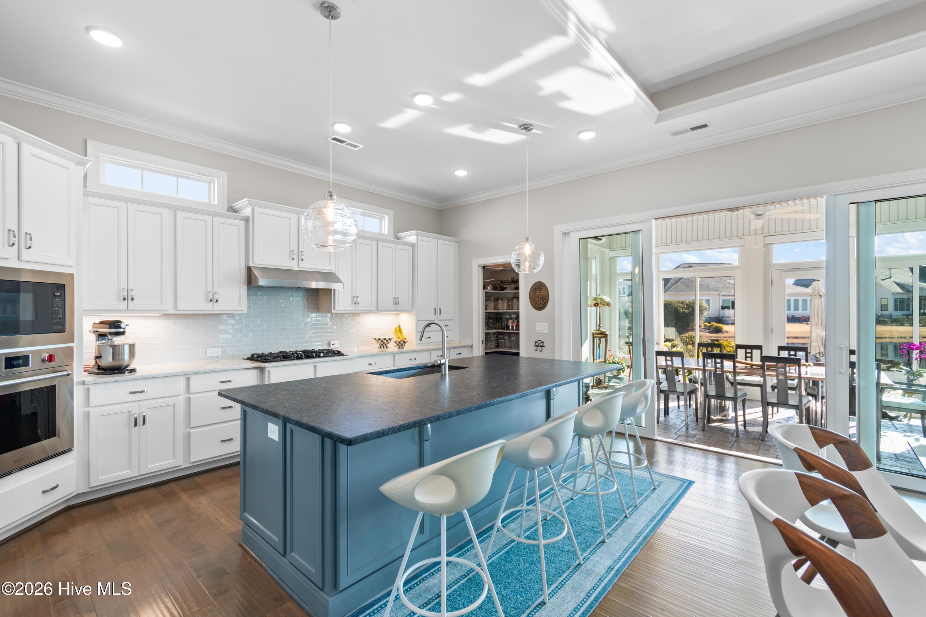 100560288 | Photo 24